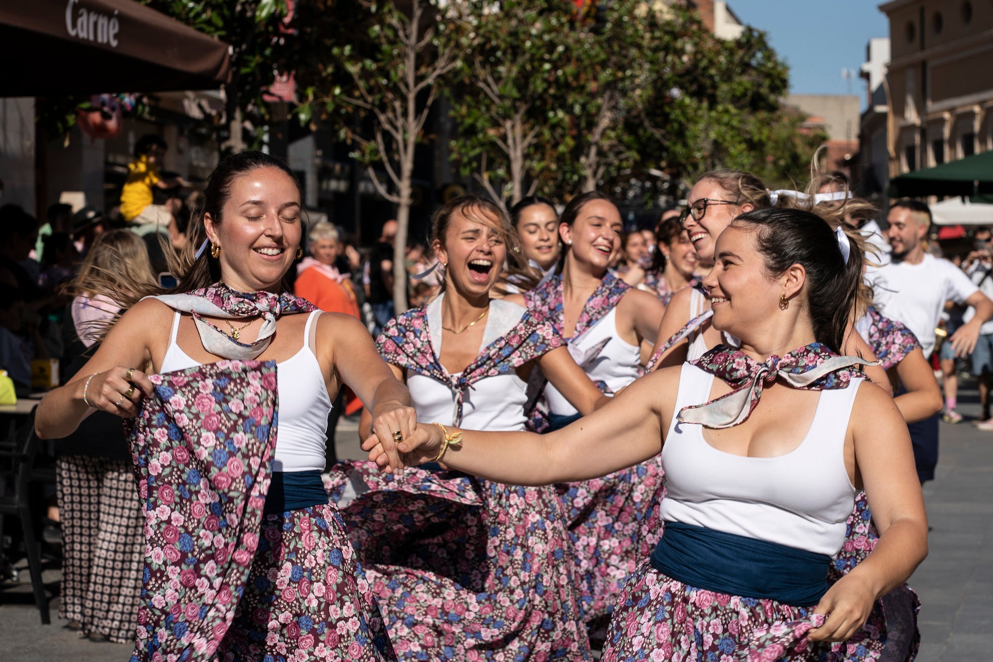 Els carrers de Terrassa han tornat a acollir la Cercavila de Festa Major, la mostra de cultura popular i tradicional catalana de la ciutat. Enguany, l'acte ha comptat amb la presència de totes les colles protocol·làries; el Drac de Terrassa, els Geganters de Terrassa, Nans i Capgrossos de Terrassa, l'Esbart Egarenc, els Bastoners de Terrassa, els Minyons de Terrassa, els Castellers de Terrassa, els Diables de Terrassa i l'Àliga de Terrassa. A més, també actuat les colles sardanistes de la ciutat, les colles geganteres, les colles de diables i les colles d'imatgeria de foc, entre d'altres entitats culturals | Mireia Comas