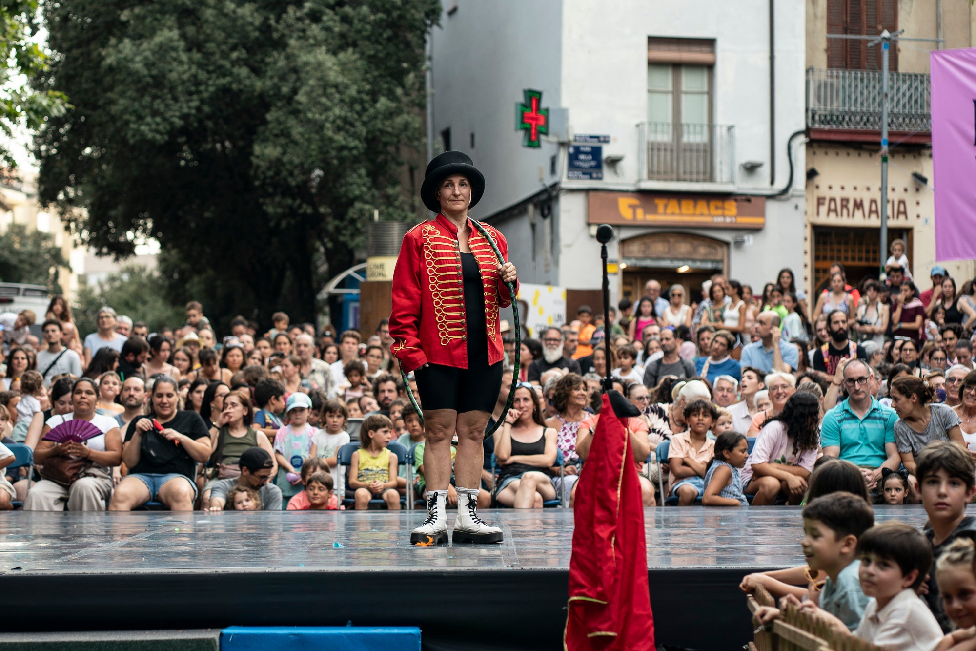 La plaça Vella ha acollit aquest dimarts la Gran Gala de Circ de Festa Major, a càrrec de l'Associació de Circ Tub d'Assaig 7.70. L'esdeveniment ha estat conduït per Alba Valldaura i Àngela Monge, amb música d’Oriol Gonzàlez i Cia. Grans i petits van quedar bocabadats amb una pila de números sorprenents: barra russa, verticals a duo, corda fluixa i patinatge.