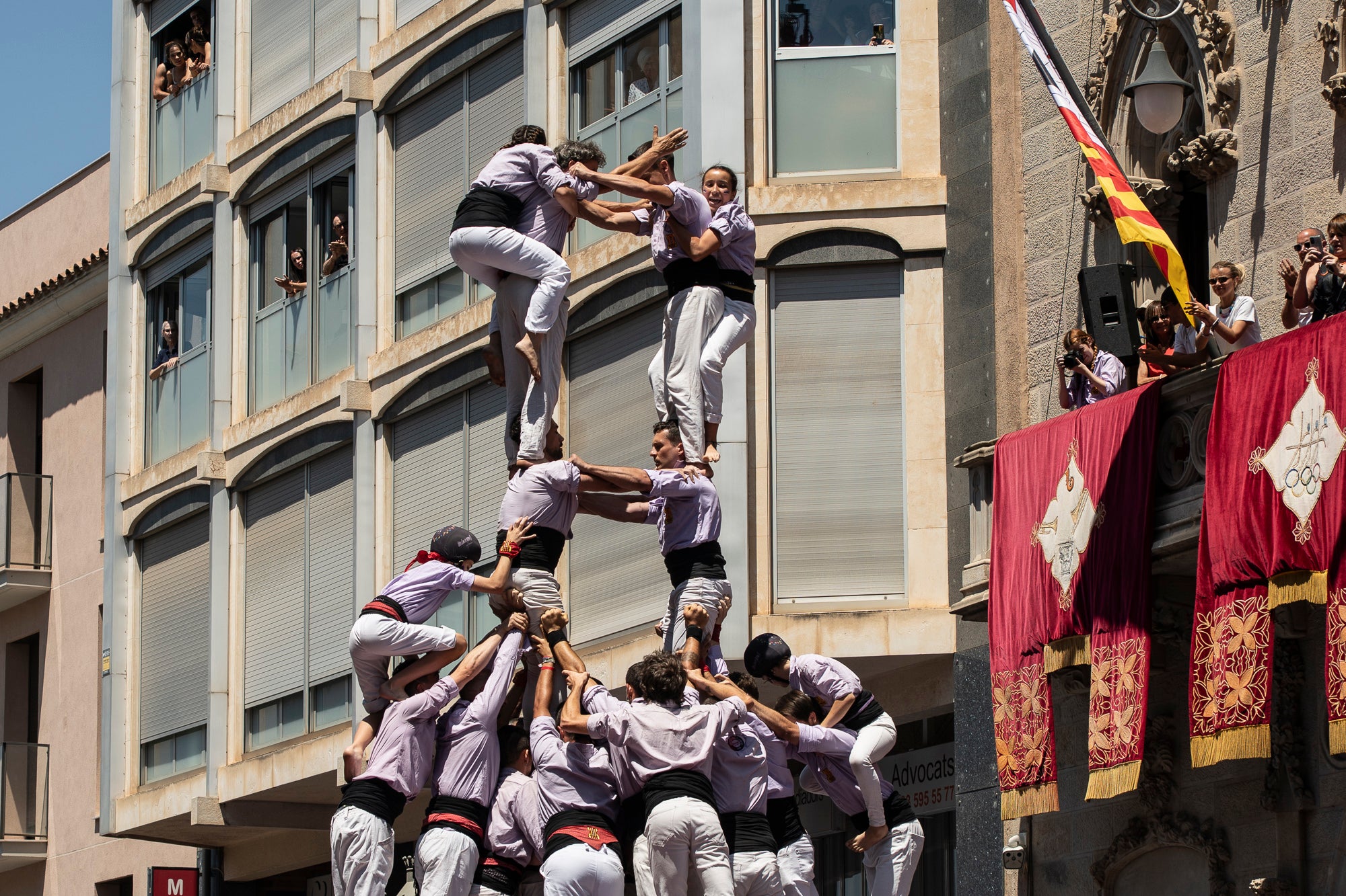 El Raval de Terrassa va acollir aquest diumenge, dia 5 de juliol, la gran actuació castellera de la Festa Major de Terrassa. Eufòria per als Minyons de Terrassa que van fer la seva millor actuació de la temporada i van estrenar fins a tres castells a plaça: el 4 de 9 amb folre, el 2 de 9 amb folre i manilles i el pilar de 7 amb folre. A més de tancar la tripleta de castells de 9 amb el 3 de 9 amb folre. Van patir més els Castellers de Terrassa que van començar molt bé amb la Torre de 7, però van patir dos intents del 4d8. Per culpa d’això, van anar sobre segur i van optar pel 7d7 i el 3d7 aixecat per sota que els van sortir rodons. Per acabar, la colla vella dels Xiquets de Valls van portar el 3d9, el 4d9f, el 4d8p i el p7f.