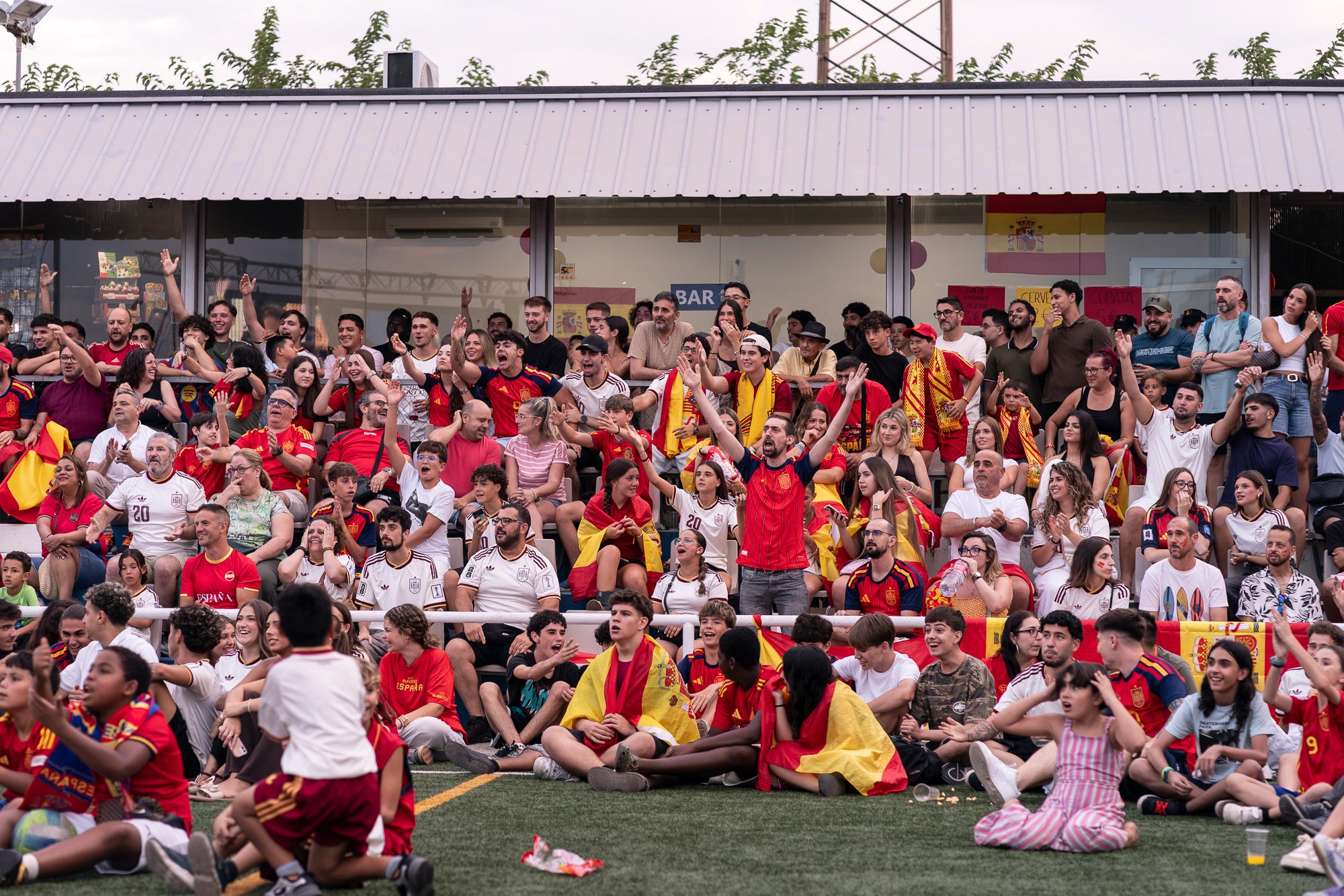Eufòria al camp municipal de Ca N'Anglada de Terrassa per la victòria de la selecció espanyola. Desenes de persones han seguit aquest divendres a la nit en pantalla gran el partit de quarts de final del Mundial de futbol contra Bèlgica (2 a 1). Dani Olmo ha tornat a ser titular, mentre que Marc Pubill ha seguit el matx des de la banqueta. La Roja ha patit més del que s’esperava. S’ha avançat amb un gol de Fabian Ruiz (30’), però els belgues han empatat al 41. Mikel Merino ha tornat a donar el triomf amb un gol al 88 que ha desfermat l’alegria. 