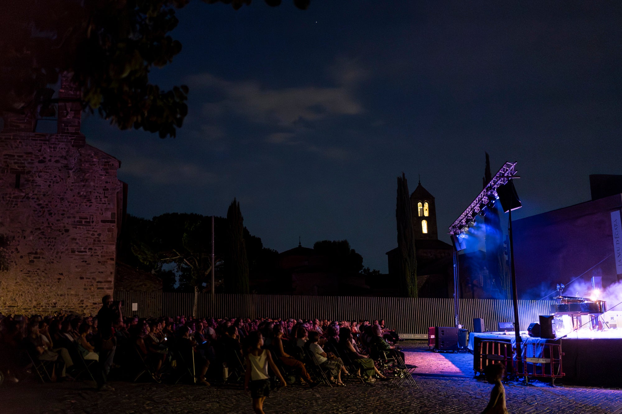 Gemma Humet ha estat l’encarregada del gran concert de dimarts de la Festa Major. Una de les artistes més destacades de l’àmbit de la cançó d’autor i també per la seva habilitat amb el piano ha mostrat el seu talent en un escenari incomparable, la plaça del Rector Homs, amb la Seu d’Ègara de fons. Ha estat un concert delicat i profund, on la interpretació esdevé refugi i la proximitat amb el públic converteix cada cançó en una experiència compartida.