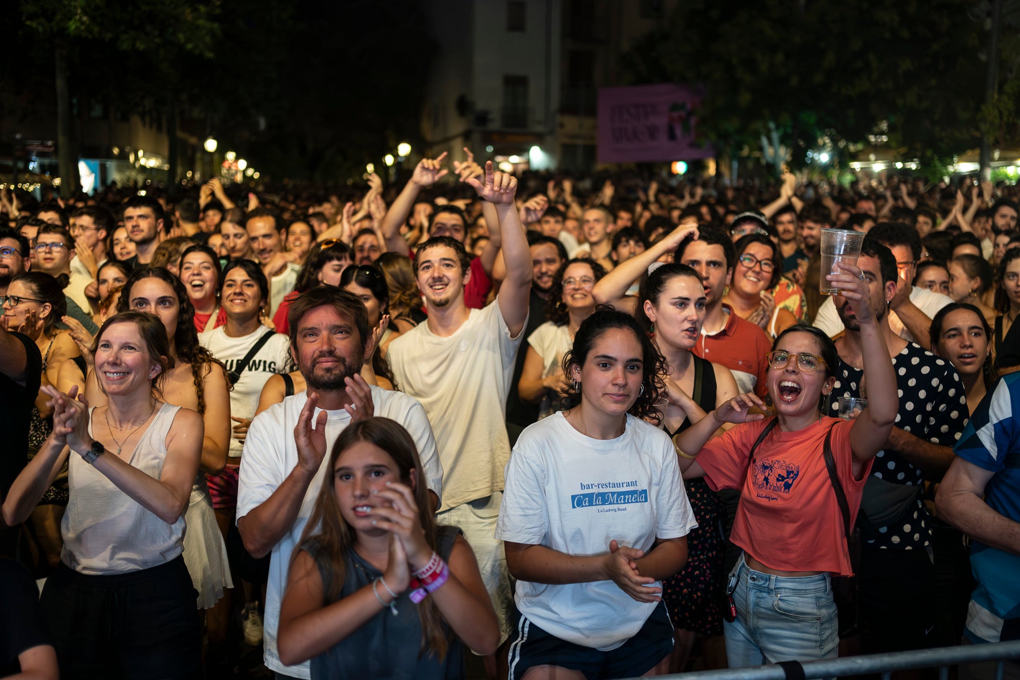La plaça Vella s’ha rendit a la Ludwig Band en aquesta nit de dilluns de Festa Major. La banda formada per Gabriel Bosch, Quim Carandell, Roger Cassola, Pau Esteve, Andreu Galofré i Lluc Valverde ha presentat el seu darrer disc, “Pel barri es comenta”, i ho ha fet en plena forma. Amb una ambientació més urbana, però mantenint les lletres sofisticades i plenes d’ironia, el grup ha mostrat un so més madur i envolvent. La Ludwig també ha aprofitat per recordar els seus grans temes, i el públic s’ho ha passat d’allò més bé. 