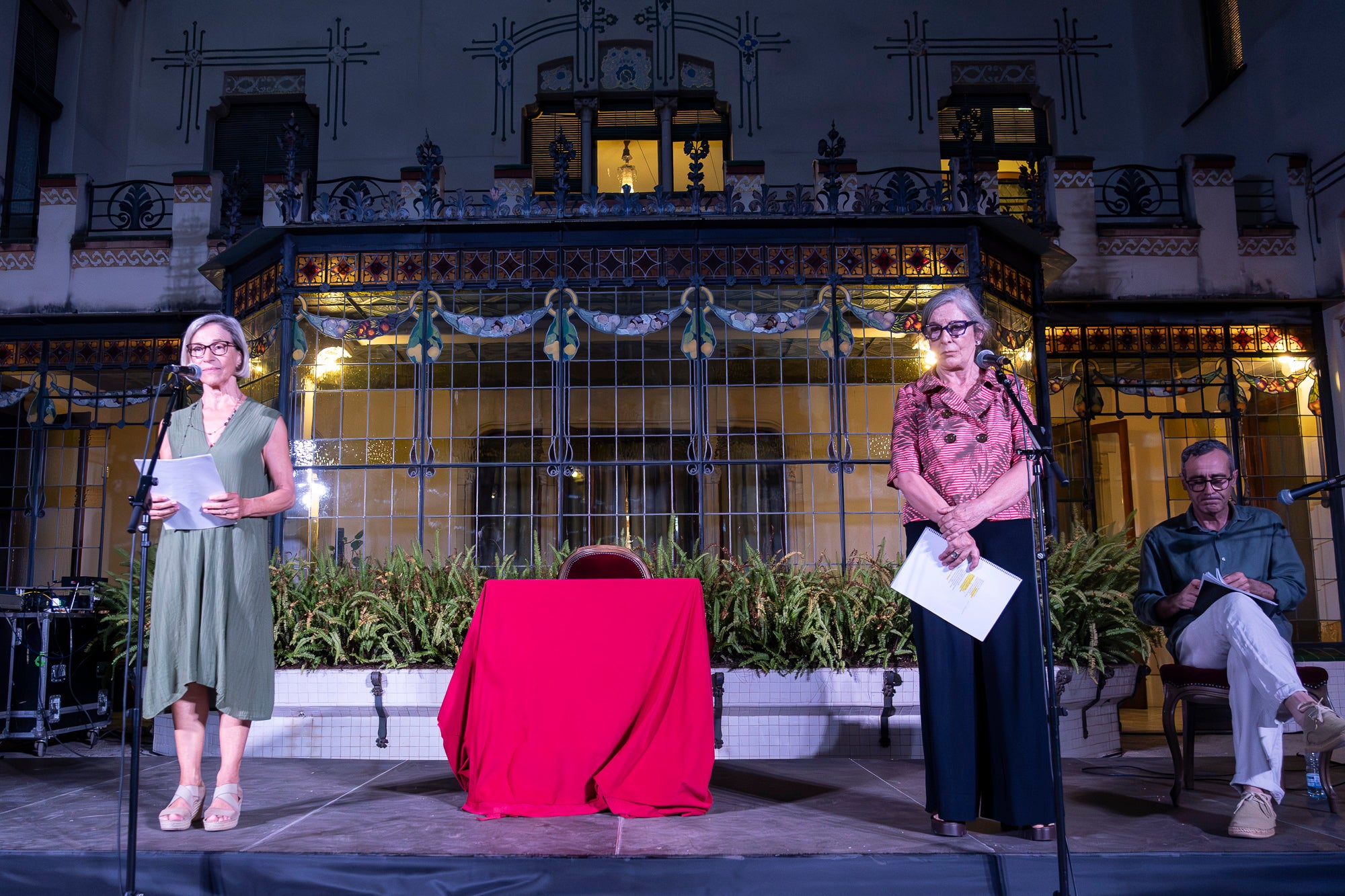 Terrassa va acollir ahir divendres, 3 de juliol, la Nit de la Poesia als Jardins de la Casa Alegre de Sagrera, un dels esdeveniments culturals més destacats de la programació Festa Major de Terrassa. Enguany, la jornada va tractar d'un recital basat en les traduccions de Stefan Zweig i Joan Vinyoli i va comptar amb les interpretacions de Rosa Cadafalch, Marissa Josa i Joan Grimalt al piano | Mireia Comas