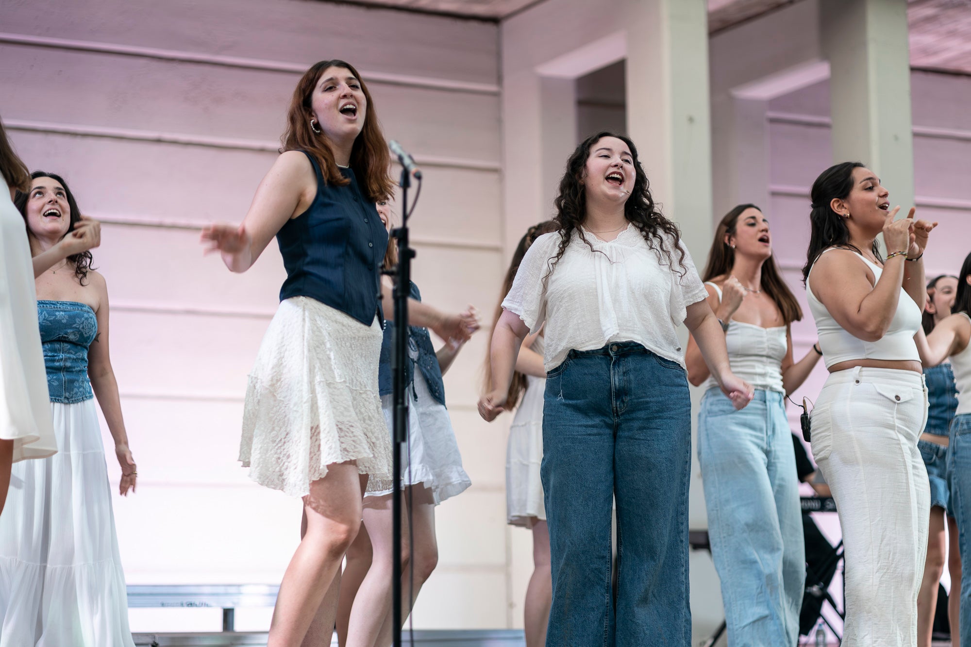 Aquest dissabte de Festa Major, l’amfiteatre del Parc de Sant Jordi ha acollit un concert molt especial. La coral Ohana ha portat el seu darrer espectacle, creat especialment per celebrar el seu 10è aniversari. La formació ha commemorat una dècada de música, amistat i creació col·lectiva amb una actuació que ha consistit en les cançons que han marcat la seva trajectòria. El concert del 10è aniversari proposa un recorregut per les peces que millor representen la història d’Ohana i ha inclòs, com sempre, alguna sorpresa. I és que segons han explicat les seves integrants, es tracta de l’espectacle que millor resumeix l’essència del projecte: una combinació de música, emoció, amistat i treball que ha definit la coral durant aquests deu anys
