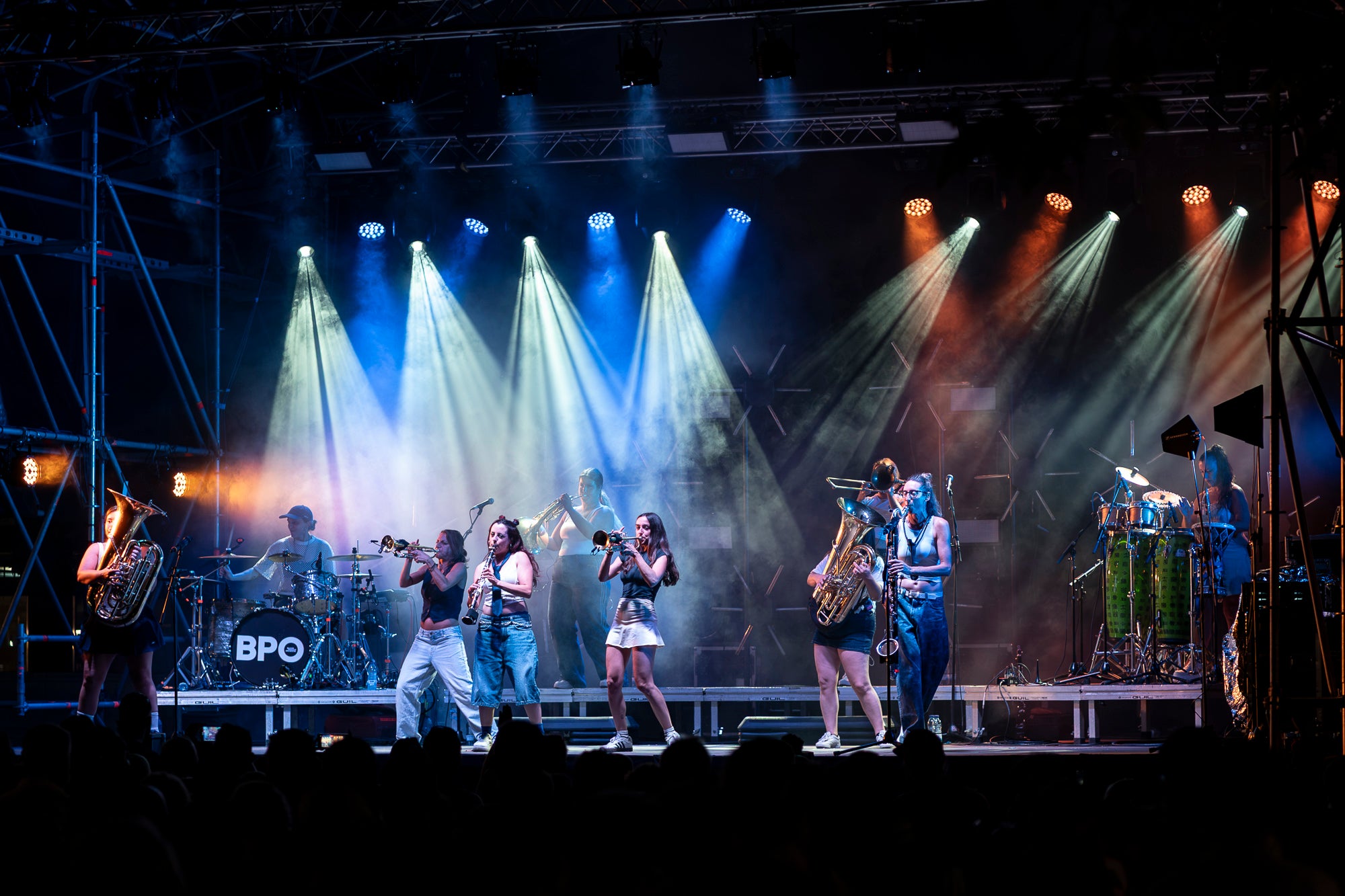 La Balkan Paradise Orchestra van ser unes de les encarregades d'obrir el programa de concerts de la Festa Major de Terrassa, fent ballar a tota la Plaça Vella. Aquesta actuació de la banda barcelonina va formar part de la gira Game Sessions Tour que estan realitzant aquest 2026 | Mireia Comas