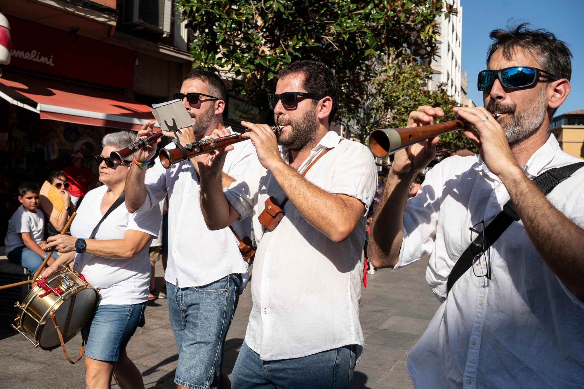 Els carrers de Terrassa han tornat a acollir la Cercavila de Festa Major, la mostra de cultura popular i tradicional catalana de la ciutat. Enguany, l'acte ha comptat amb la presència de totes les colles protocol·làries; el Drac de Terrassa, els Geganters de Terrassa, Nans i Capgrossos de Terrassa, l'Esbart Egarenc, els Bastoners de Terrassa, els Minyons de Terrassa, els Castellers de Terrassa, els Diables de Terrassa i l'Àliga de Terrassa. A més, també actuat les colles sardanistes de la ciutat, les colles geganteres, les colles de diables i les colles d'imatgeria de foc, entre d'altres entitats culturals | Mireia Comas