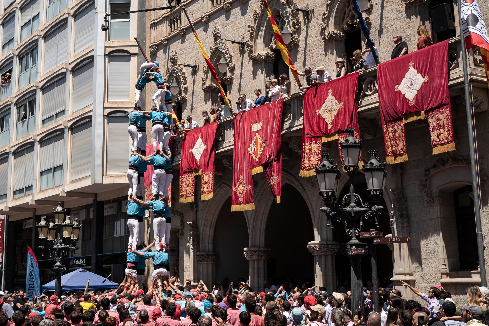 El Raval de Terrassa va acollir aquest diumenge, dia 5 de juliol, la gran actuació castellera de la Festa Major de Terrassa. Eufòria per als Minyons de Terrassa que van fer la seva millor actuació de la temporada i van estrenar fins a tres castells a plaça: el 4 de 9 amb folre, el 2 de 9 amb folre i manilles i el pilar de 7 amb folre. A més de tancar la tripleta de castells de 9 amb el 3 de 9 amb folre. Van patir més els Castellers de Terrassa que van començar molt bé amb la Torre de 7, però van patir dos intents del 4d8. Per culpa d’això, van anar sobre segur i van optar pel 7d7 i el 3d7 aixecat per sota que els van sortir rodons. Per acabar, la colla vella dels Xiquets de Valls van portar el 3d9, el 4d9f, el 4d8p i el p7f.