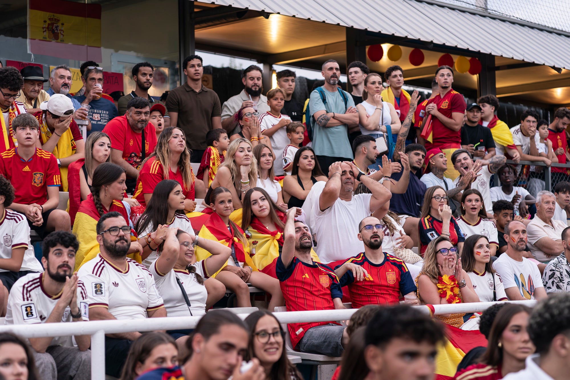 Eufòria al camp municipal de Ca N'Anglada de Terrassa per la victòria de la selecció espanyola. Desenes de persones han seguit aquest divendres a la nit en pantalla gran el partit de quarts de final del Mundial de futbol contra Bèlgica (2 a 1). Dani Olmo ha tornat a ser titular, mentre que Marc Pubill ha seguit el matx des de la banqueta. La Roja ha patit més del que s’esperava. S’ha avançat amb un gol de Fabian Ruiz (30’), però els belgues han empatat al 41. Mikel Merino ha tornat a donar el triomf amb un gol al 88 que ha desfermat l’alegria. 