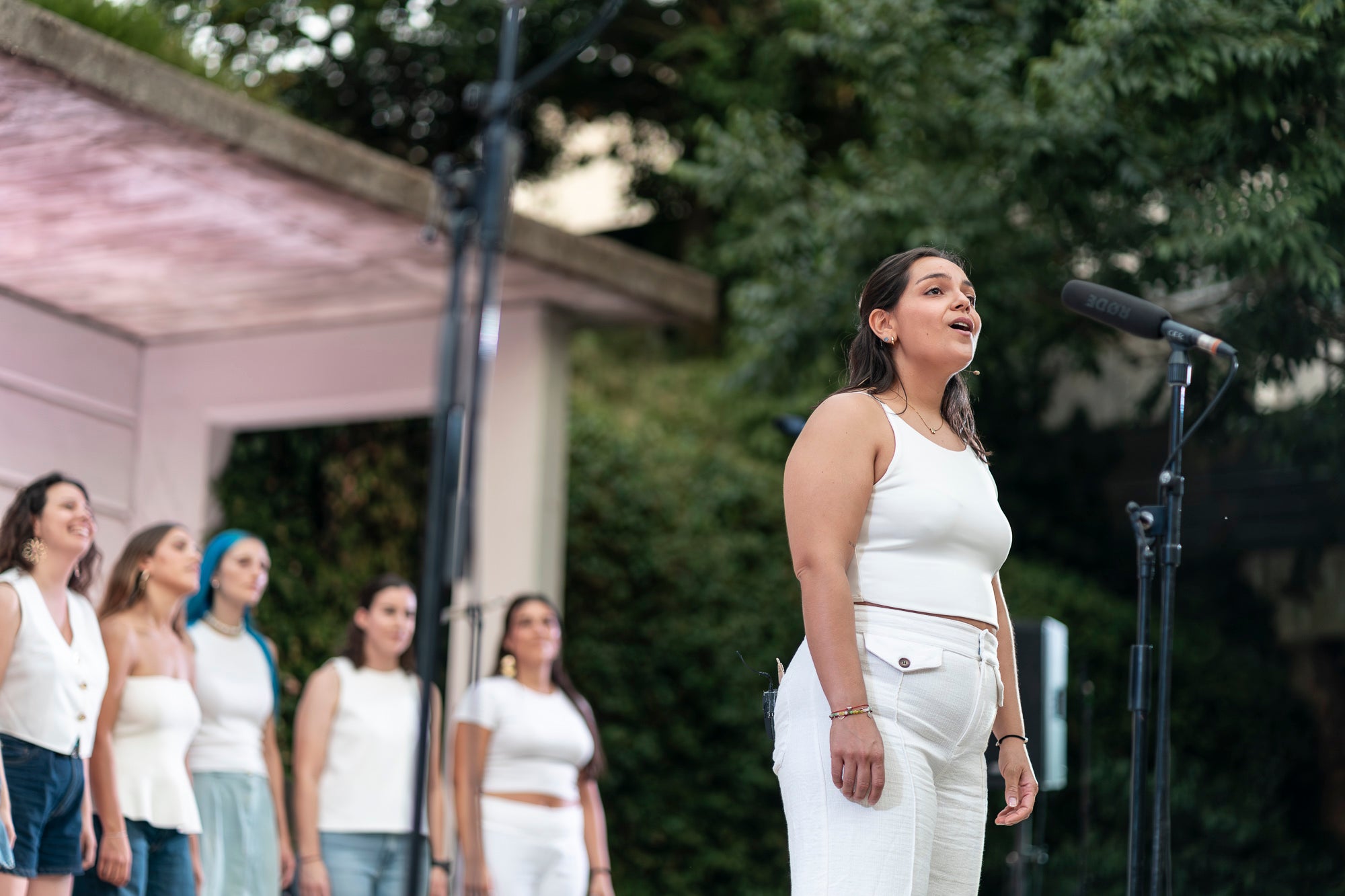 Aquest dissabte de Festa Major, l’amfiteatre del Parc de Sant Jordi ha acollit un concert molt especial. La coral Ohana ha portat el seu darrer espectacle, creat especialment per celebrar el seu 10è aniversari. La formació ha commemorat una dècada de música, amistat i creació col·lectiva amb una actuació que ha consistit en les cançons que han marcat la seva trajectòria. El concert del 10è aniversari proposa un recorregut per les peces que millor representen la història d’Ohana i ha inclòs, com sempre, alguna sorpresa. I és que segons han explicat les seves integrants, es tracta de l’espectacle que millor resumeix l’essència del projecte: una combinació de música, emoció, amistat i treball que ha definit la coral durant aquests deu anys