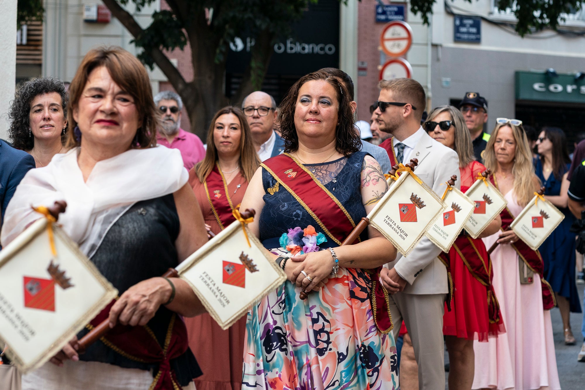 El Ball de Plaça 2026 tenia l'expectativa que ja s'ha fet amb els Protocols de la Festa Major de Terrassa actualitzats i estableix que són els grups de cultura popular els qui decideixen amb quins regidors ballen i amb quins no. El ritual ha començat aquest diumenge al matí partint el seguici de l'Ajuntament per anar cap a la missa de la catedral del Sant Esperit i sortint en acabar de l'ofici per a participar a la plaça Vella dels balls de l'Esbart Egarenc, els Nans amb els seus capgrossos, els Bastoners, el Drac, els Gegants i l'Àliga de Terrassa. Dels 27 regidors presents, tres s'han quedat sense parella però l'acte ha estat més serè que el de l'any passat | Mireia Comas