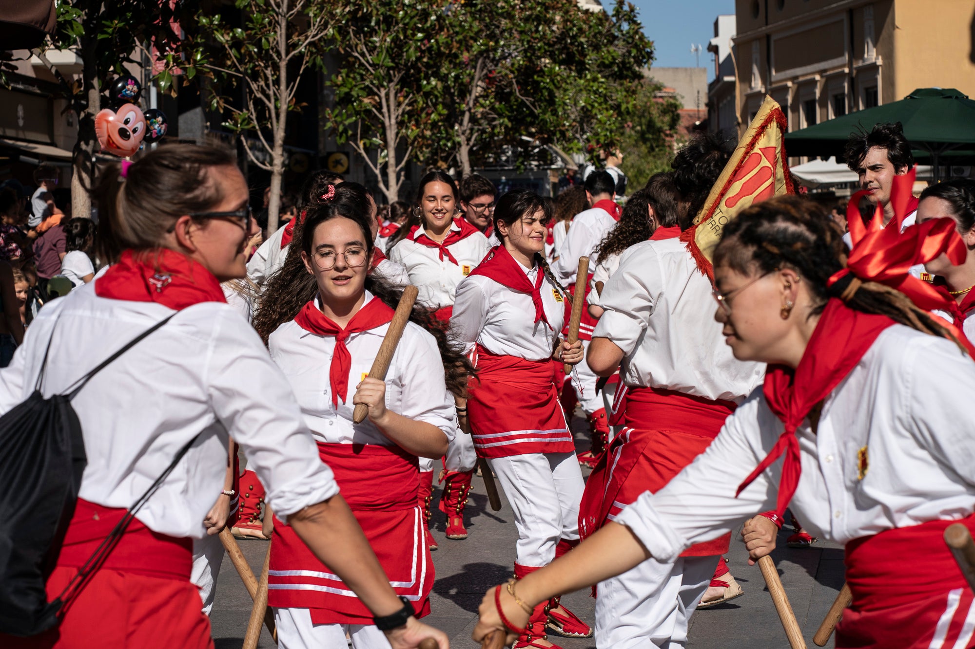 Els carrers de Terrassa han tornat a acollir la Cercavila de Festa Major, la mostra de cultura popular i tradicional catalana de la ciutat. Enguany, l'acte ha comptat amb la presència de totes les colles protocol·làries; el Drac de Terrassa, els Geganters de Terrassa, Nans i Capgrossos de Terrassa, l'Esbart Egarenc, els Bastoners de Terrassa, els Minyons de Terrassa, els Castellers de Terrassa, els Diables de Terrassa i l'Àliga de Terrassa. A més, també actuat les colles sardanistes de la ciutat, les colles geganteres, les colles de diables i les colles d'imatgeria de foc, entre d'altres entitats culturals | Mireia Comas