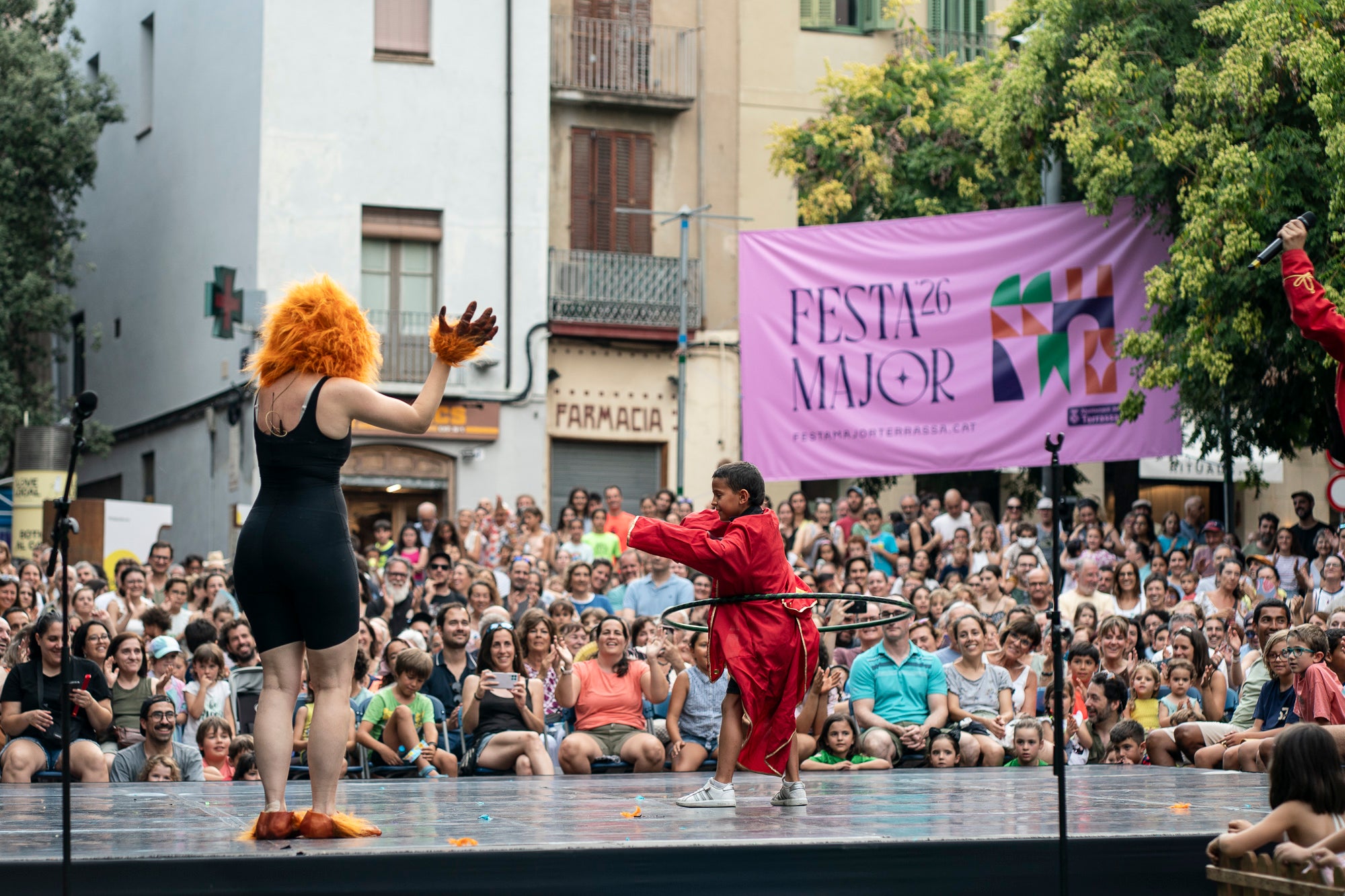 La plaça Vella ha acollit aquest dimarts la Gran Gala de Circ de Festa Major, a càrrec de l'Associació de Circ Tub d'Assaig 7.70. L'esdeveniment ha estat conduït per Alba Valldaura i Àngela Monge, amb música d’Oriol Gonzàlez i Cia. Grans i petits van quedar bocabadats amb una pila de números sorprenents: barra russa, verticals a duo, corda fluixa i patinatge.