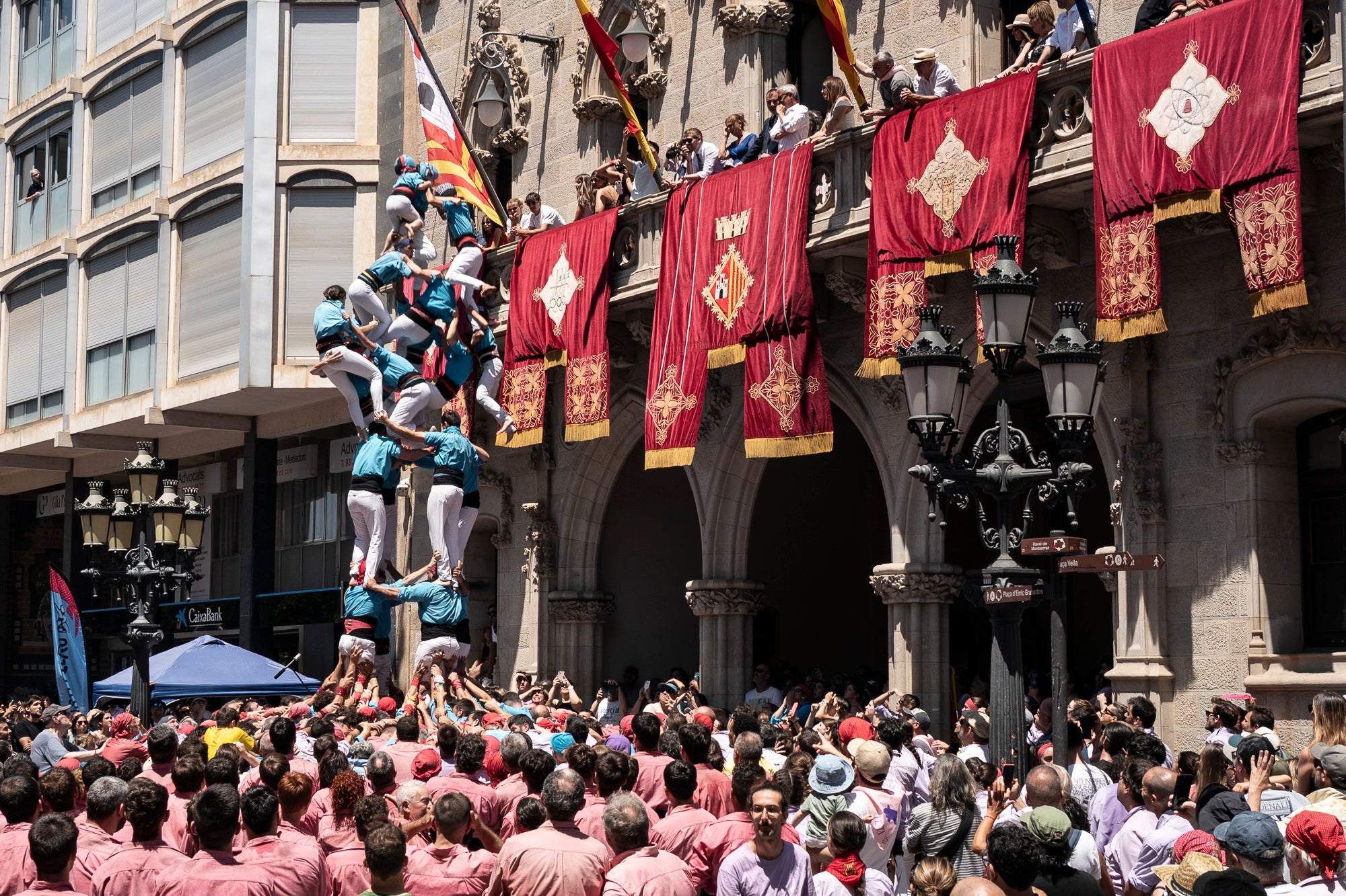 El Raval de Terrassa va acollir aquest diumenge, dia 5 de juliol, la gran actuació castellera de la Festa Major de Terrassa. Eufòria per als Minyons de Terrassa que van fer la seva millor actuació de la temporada i van estrenar fins a tres castells a plaça: el 4 de 9 amb folre, el 2 de 9 amb folre i manilles i el pilar de 7 amb folre. A més de tancar la tripleta de castells de 9 amb el 3 de 9 amb folre. Van patir més els Castellers de Terrassa que van començar molt bé amb la Torre de 7, però van patir dos intents del 4d8. Per culpa d’això, van anar sobre segur i van optar pel 7d7 i el 3d7 aixecat per sota que els van sortir rodons. Per acabar, la colla vella dels Xiquets de Valls van portar el 3d9, el 4d9f, el 4d8p i el p7f.