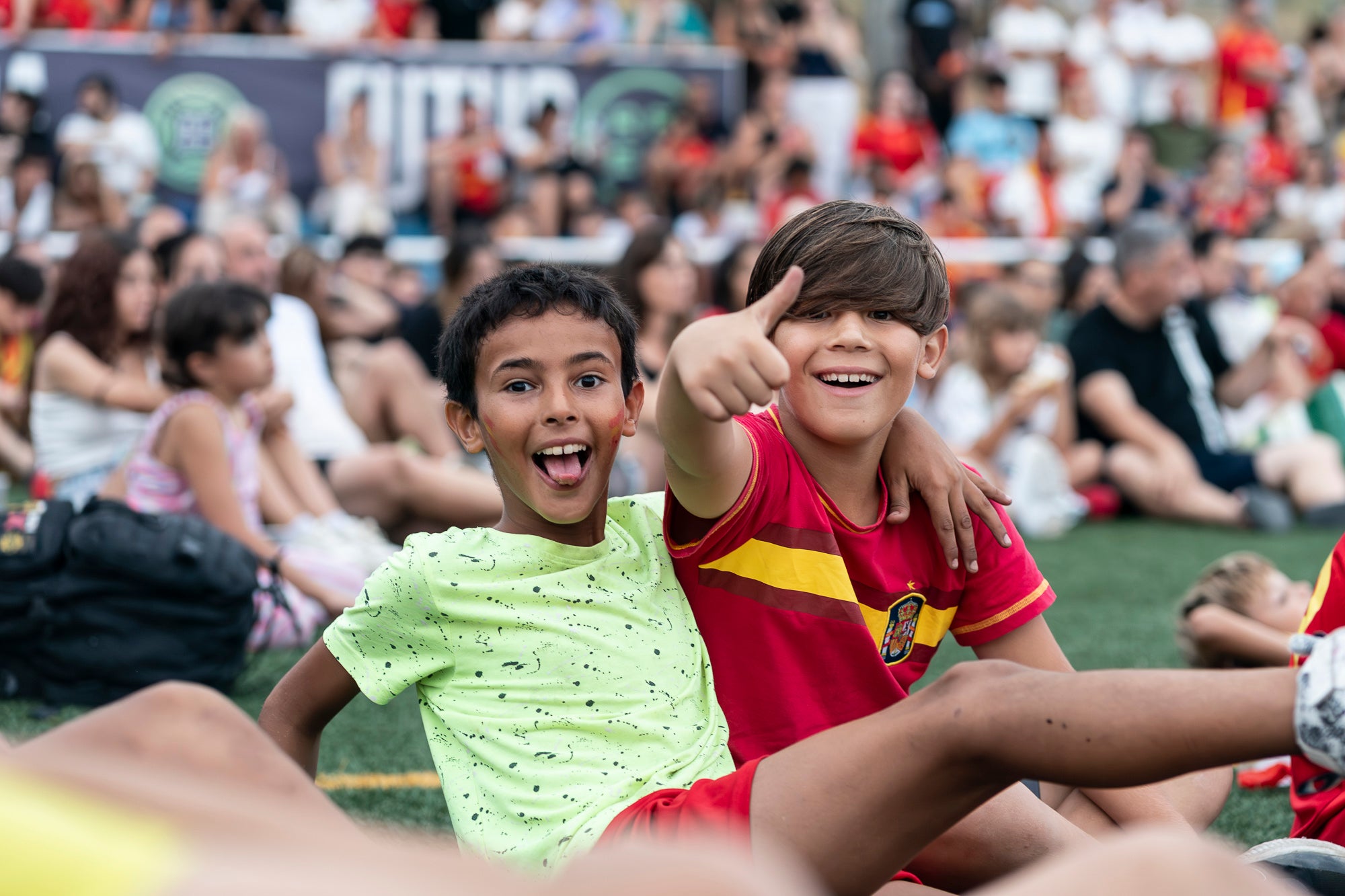 Eufòria al camp municipal de Ca N'Anglada de Terrassa per la victòria de la selecció espanyola. Desenes de persones han seguit aquest divendres a la nit en pantalla gran el partit de quarts de final del Mundial de futbol contra Bèlgica (2 a 1). Dani Olmo ha tornat a ser titular, mentre que Marc Pubill ha seguit el matx des de la banqueta. La Roja ha patit més del que s’esperava. S’ha avançat amb un gol de Fabian Ruiz (30’), però els belgues han empatat al 41. Mikel Merino ha tornat a donar el triomf amb un gol al 88 que ha desfermat l’alegria. 