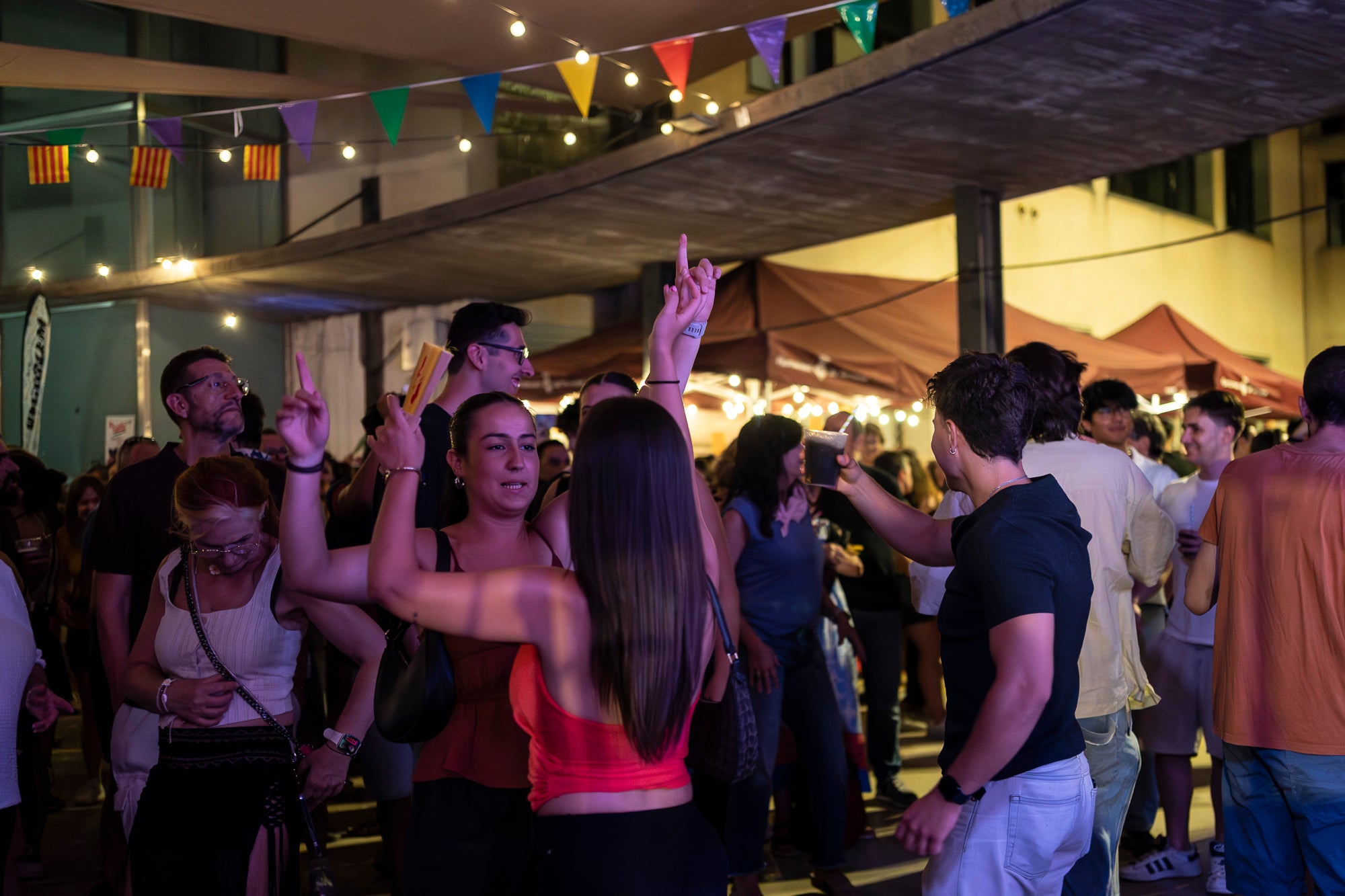 La plaça de la Torre del Palau va acollir el Ball de Gralles per la Festa Major de Terrassa. Aquesta jornada va convidar a tots els assistents a ballar al ritme dels temes de moda amb un grup de grallers | Mireia Comas