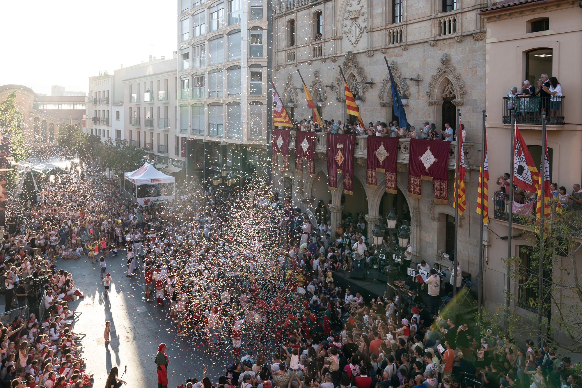 La Festa Major de Terrassa 2026 ja és aquí. Ahir, divendres dia 3 de juliol, a les 20 hores van repicar les campanes de tota la ciutat i va entrar al Raval de Montserrat el Drac de Terrassa, donant el tret de sortida de la Festa Major d'enguany. Tot seguit, es va procedir a la lectura del pregó de Festa Major a càrrec de Montse Alcaraz, presidenta de la Colla del Bitxo del Torrent Mitger. Després de la lectura del pregó, l'alcalde va fer l'obertura oficial de la Festa i algunes de les colles protocol·làries de la ciutat van fer una mostra de danses tradicionals i emblemàtiques. Posteriorment, es va donar a conèixer el Capgròs de l'Any, que enguany ha recaigut en Mercè Gómez, una de les fundadores del Casal de la Dona de Terrassa | Mireia Comas
