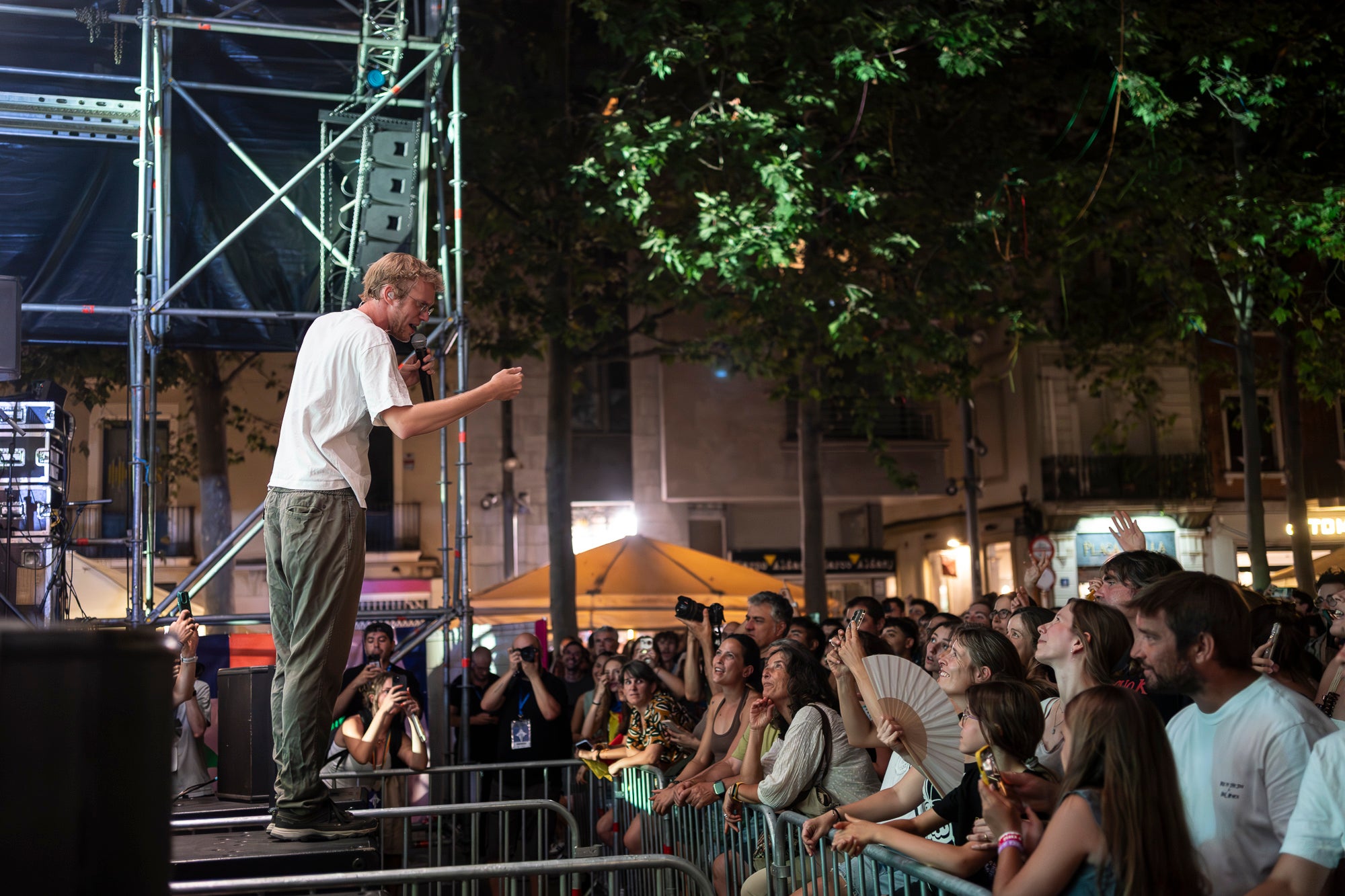 La plaça Vella s’ha rendit a la Ludwig Band en aquesta nit de dilluns de Festa Major. La banda formada per Gabriel Bosch, Quim Carandell, Roger Cassola, Pau Esteve, Andreu Galofré i Lluc Valverde ha presentat el seu darrer disc, “Pel barri es comenta”, i ho ha fet en plena forma. Amb una ambientació més urbana, però mantenint les lletres sofisticades i plenes d’ironia, el grup ha mostrat un so més madur i envolvent. La Ludwig també ha aprofitat per recordar els seus grans temes, i el públic s’ho ha passat d’allò més bé. 
