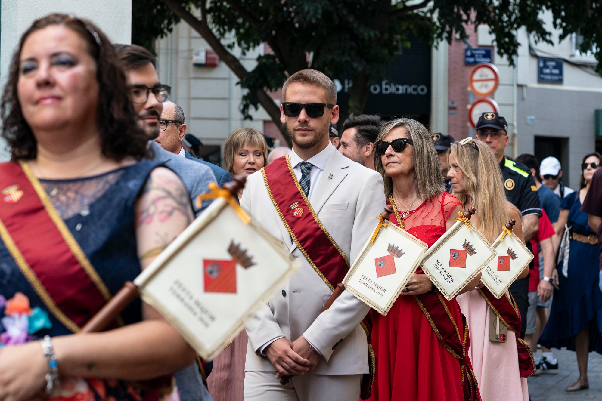 El Ball de Plaça 2026 tenia l'expectativa que ja s'ha fet amb els Protocols de la Festa Major de Terrassa actualitzats i estableix que són els grups de cultura popular els qui decideixen amb quins regidors ballen i amb quins no. El ritual ha començat aquest diumenge al matí partint el seguici de l'Ajuntament per anar cap a la missa de la catedral del Sant Esperit i sortint en acabar de l'ofici per a participar a la plaça Vella dels balls de l'Esbart Egarenc, els Nans amb els seus capgrossos, els Bastoners, el Drac, els Gegants i l'Àliga de Terrassa. Dels 27 regidors presents, tres s'han quedat sense parella però l'acte ha estat més serè que el de l'any passat | Mireia Comas El Ball de Plaça 2026 tenia l'expectativa que ja s'ha fet amb els Protocols de la Festa Major de Terrassa actualitzats i estableix que són els grups de cultura popular els qui decideixen amb quins regidors ballen i amb quins no. El ritual ha començat aquest diumenge al matí partint el seguici de l'Ajuntament, anant cap a la missa de la catedral del Sant Esperit i sortint en acabar de l'ofici per a participar a la plaça Vella dels balls de l'Esbart Egarenc, els Nans amb els seus capgrossos, els Bastoners, el Drac, els Gegants i l'Àliga de Terrassa. Dels 27 regidors presents, tres s'han quedat sense parella però l'acte ha estat més serè que el de l'any passat | Mireia Comas