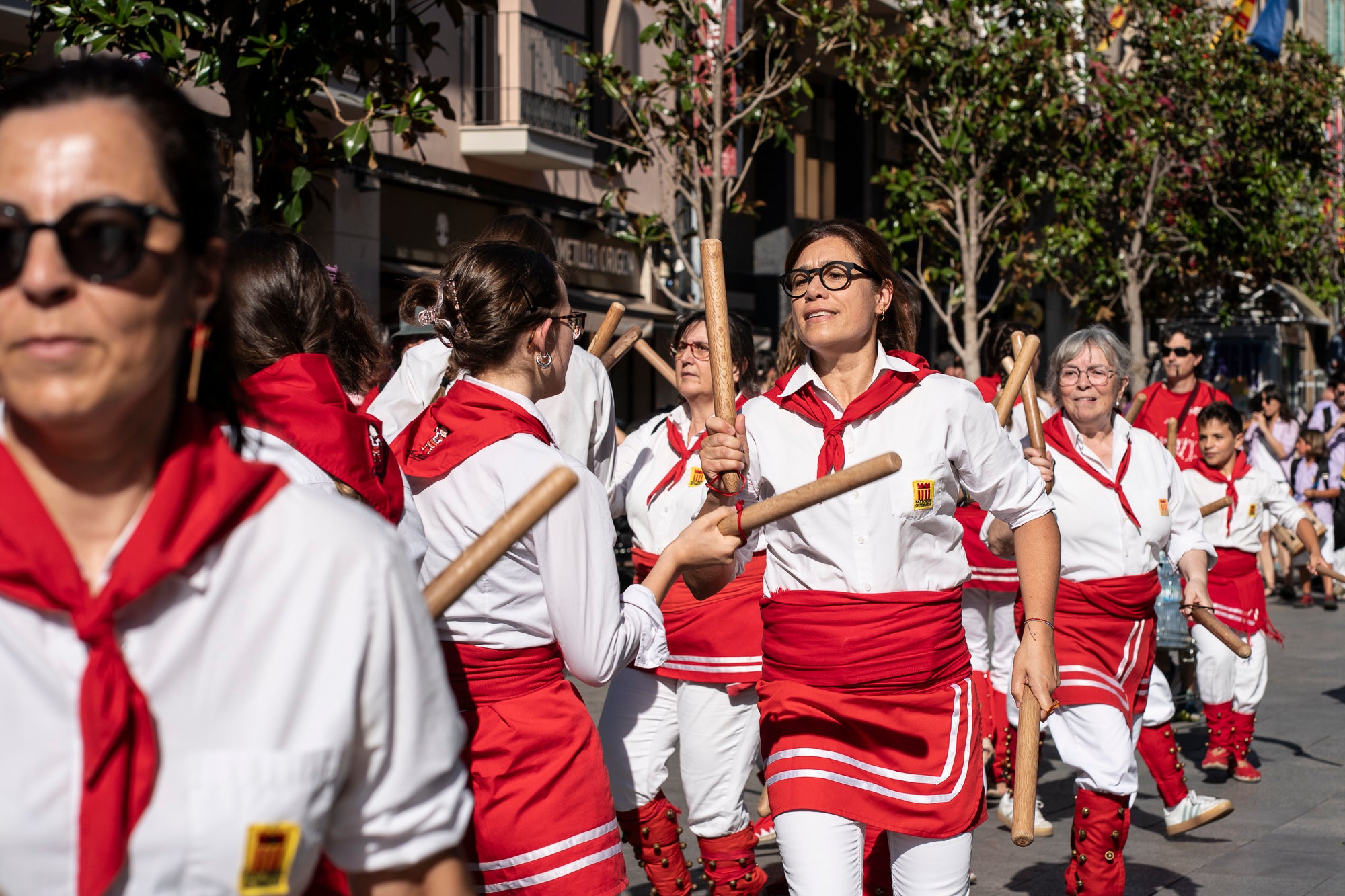 Els carrers de Terrassa han tornat a acollir la Cercavila de Festa Major, la mostra de cultura popular i tradicional catalana de la ciutat. Enguany, l'acte ha comptat amb la presència de totes les colles protocol·làries; el Drac de Terrassa, els Geganters de Terrassa, Nans i Capgrossos de Terrassa, l'Esbart Egarenc, els Bastoners de Terrassa, els Minyons de Terrassa, els Castellers de Terrassa, els Diables de Terrassa i l'Àliga de Terrassa. A més, també actuat les colles sardanistes de la ciutat, les colles geganteres, les colles de diables i les colles d'imatgeria de foc, entre d'altres entitats culturals | Mireia Comas