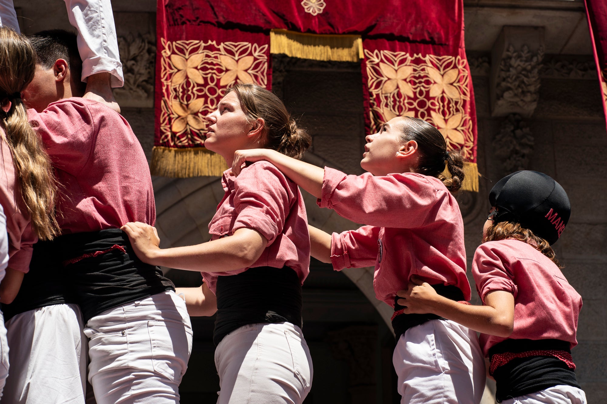 El Raval de Terrassa va acollir aquest diumenge, dia 5 de juliol, la gran actuació castellera de la Festa Major de Terrassa. Eufòria per als Minyons de Terrassa que van fer la seva millor actuació de la temporada i van estrenar fins a tres castells a plaça: el 4 de 9 amb folre, el 2 de 9 amb folre i manilles i el pilar de 7 amb folre. A més de tancar la tripleta de castells de 9 amb el 3 de 9 amb folre. Van patir més els Castellers de Terrassa que van començar molt bé amb la Torre de 7, però van patir dos intents del 4d8. Per culpa d’això, van anar sobre segur i van optar pel 7d7 i el 3d7 aixecat per sota que els van sortir rodons. Per acabar, la colla vella dels Xiquets de Valls van portar el 3d9, el 4d9f, el 4d8p i el p7f.