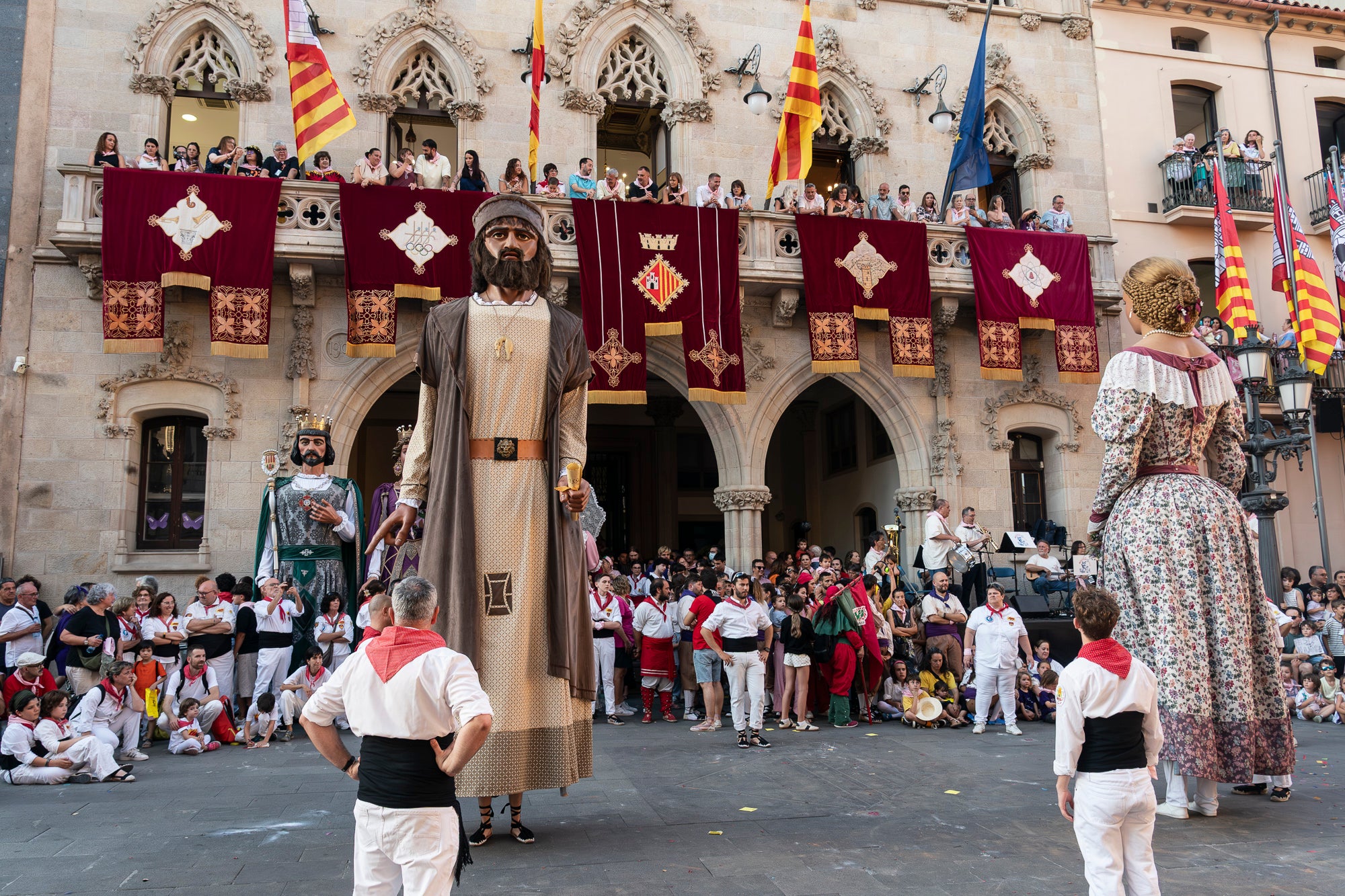 La Festa Major de Terrassa 2026 ja és aquí. Ahir, divendres dia 3 de juliol, a les 20 hores van repicar les campanes de tota la ciutat i va entrar al Raval de Montserrat el Drac de Terrassa, donant el tret de sortida de la Festa Major d'enguany. Tot seguit, es va procedir a la lectura del pregó de Festa Major a càrrec de Montse Alcaraz, presidenta de la Colla del Bitxo del Torrent Mitger. Després de la lectura del pregó, l'alcalde va fer l'obertura oficial de la Festa i algunes de les colles protocol·làries de la ciutat van fer una mostra de danses tradicionals i emblemàtiques. Posteriorment, es va donar a conèixer el Capgròs de l'Any, que enguany ha recaigut en Mercè Gómez, una de les fundadores del Casal de la Dona de Terrassa | Mireia Comas