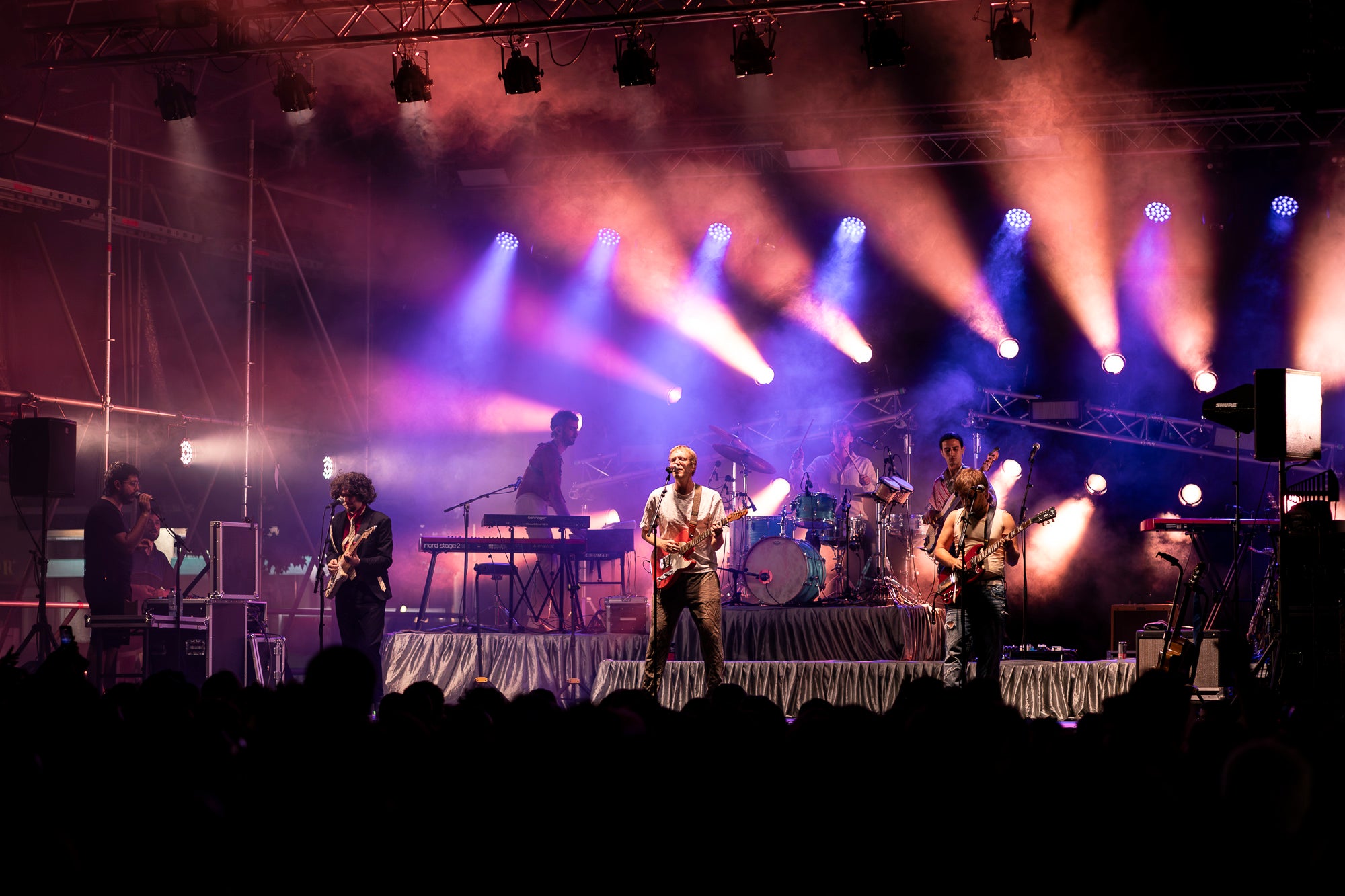 La plaça Vella s’ha rendit a la Ludwig Band en aquesta nit de dilluns de Festa Major. La banda formada per Gabriel Bosch, Quim Carandell, Roger Cassola, Pau Esteve, Andreu Galofré i Lluc Valverde ha presentat el seu darrer disc, “Pel barri es comenta”, i ho ha fet en plena forma. Amb una ambientació més urbana, però mantenint les lletres sofisticades i plenes d’ironia, el grup ha mostrat un so més madur i envolvent. La Ludwig també ha aprofitat per recordar els seus grans temes, i el públic s’ho ha passat d’allò més bé. 