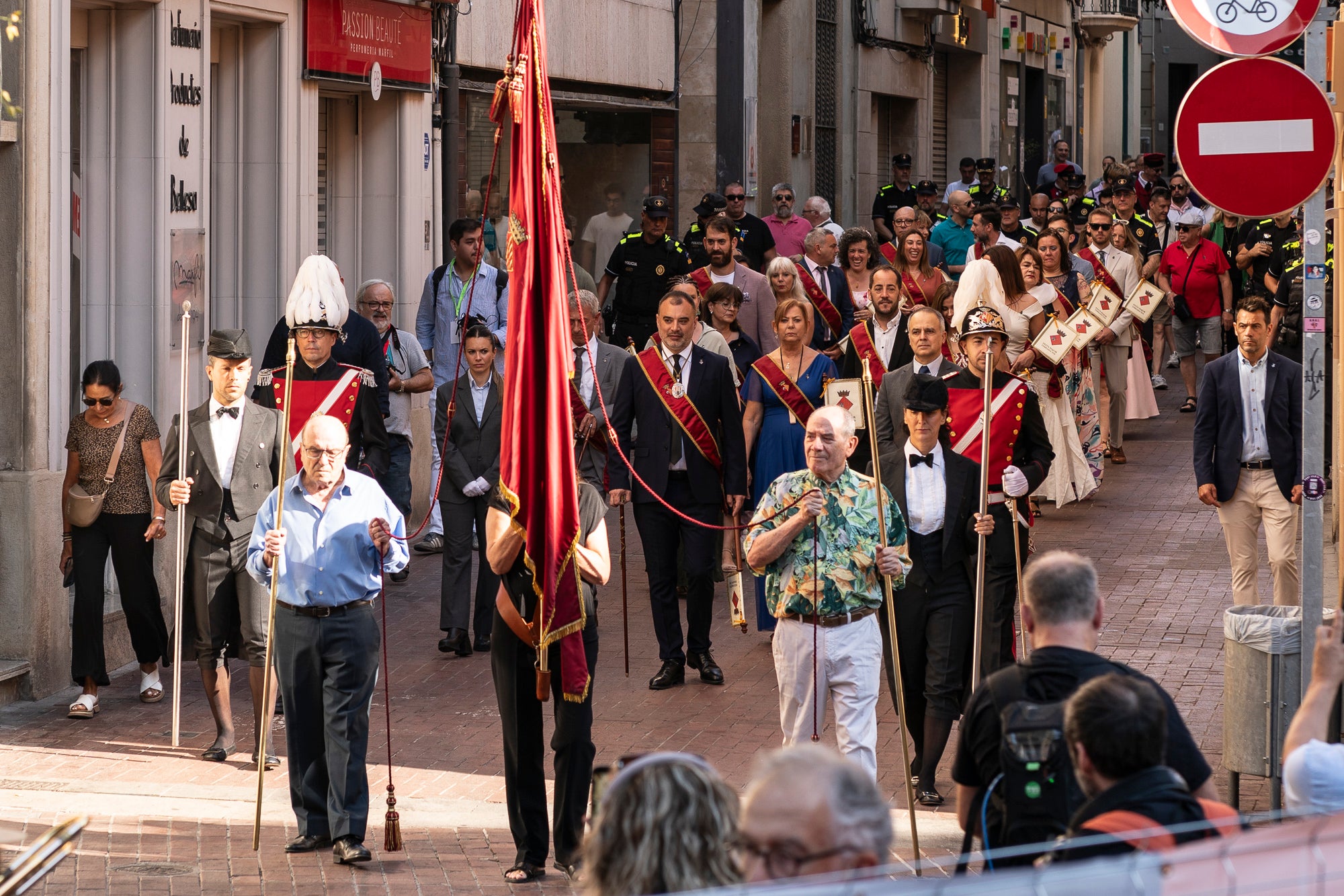 El Ball de Plaça 2026 tenia l'expectativa que ja s'ha fet amb els Protocols de la Festa Major de Terrassa actualitzats i estableix que són els grups de cultura popular els qui decideixen amb quins regidors ballen i amb quins no. El ritual ha començat aquest diumenge al matí partint el seguici de l'Ajuntament per anar cap a la missa de la catedral del Sant Esperit i sortint en acabar de l'ofici per a participar a la plaça Vella dels balls de l'Esbart Egarenc, els Nans amb els seus capgrossos, els Bastoners, el Drac, els Gegants i l'Àliga de Terrassa. Dels 27 regidors presents, tres s'han quedat sense parella però l'acte ha estat més serè que el de l'any passat | Mireia Comas
