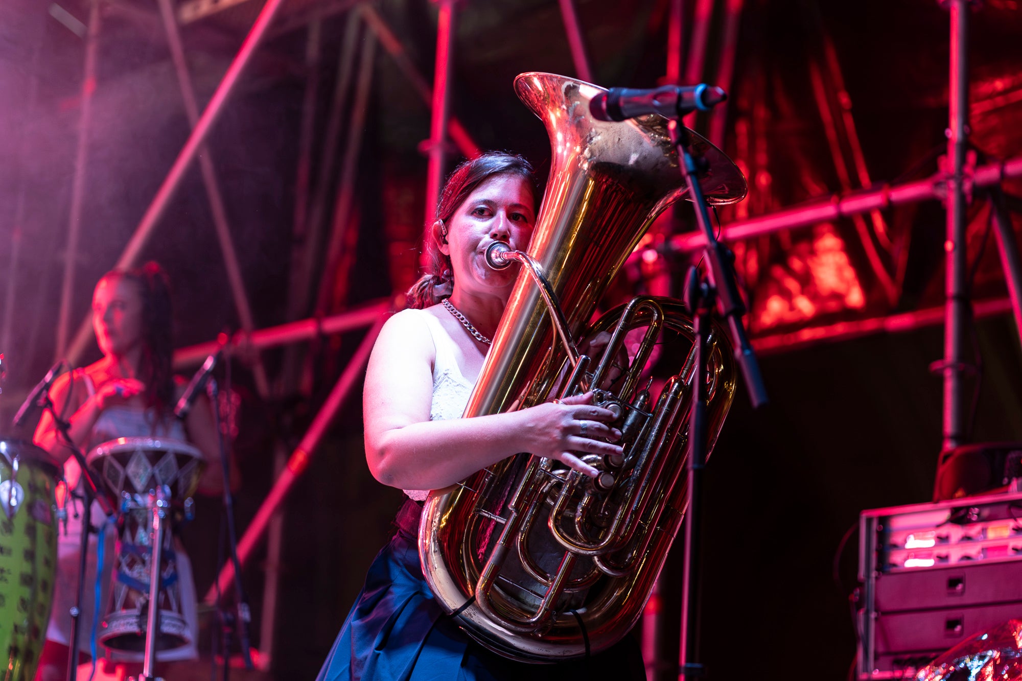 La Balkan Paradise Orchestra van ser unes de les encarregades d'obrir el programa de concerts de la Festa Major de Terrassa, fent ballar a tota la Plaça Vella. Aquesta actuació de la banda barcelonina va formar part de la gira Game Sessions Tour que estan realitzant aquest 2026 | Mireia Comas