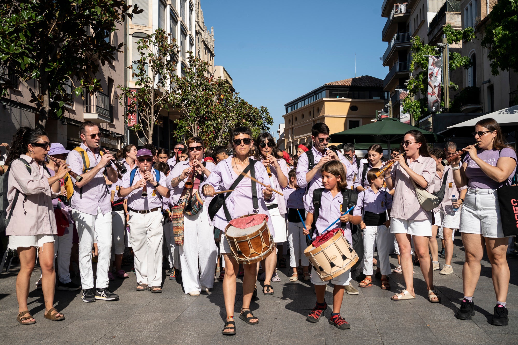 Els carrers de Terrassa han tornat a acollir la Cercavila de Festa Major, la mostra de cultura popular i tradicional catalana de la ciutat. Enguany, l'acte ha comptat amb la presència de totes les colles protocol·làries; el Drac de Terrassa, els Geganters de Terrassa, Nans i Capgrossos de Terrassa, l'Esbart Egarenc, els Bastoners de Terrassa, els Minyons de Terrassa, els Castellers de Terrassa, els Diables de Terrassa i l'Àliga de Terrassa. A més, també actuat les colles sardanistes de la ciutat, les colles geganteres, les colles de diables i les colles d'imatgeria de foc, entre d'altres entitats culturals | Mireia Comas