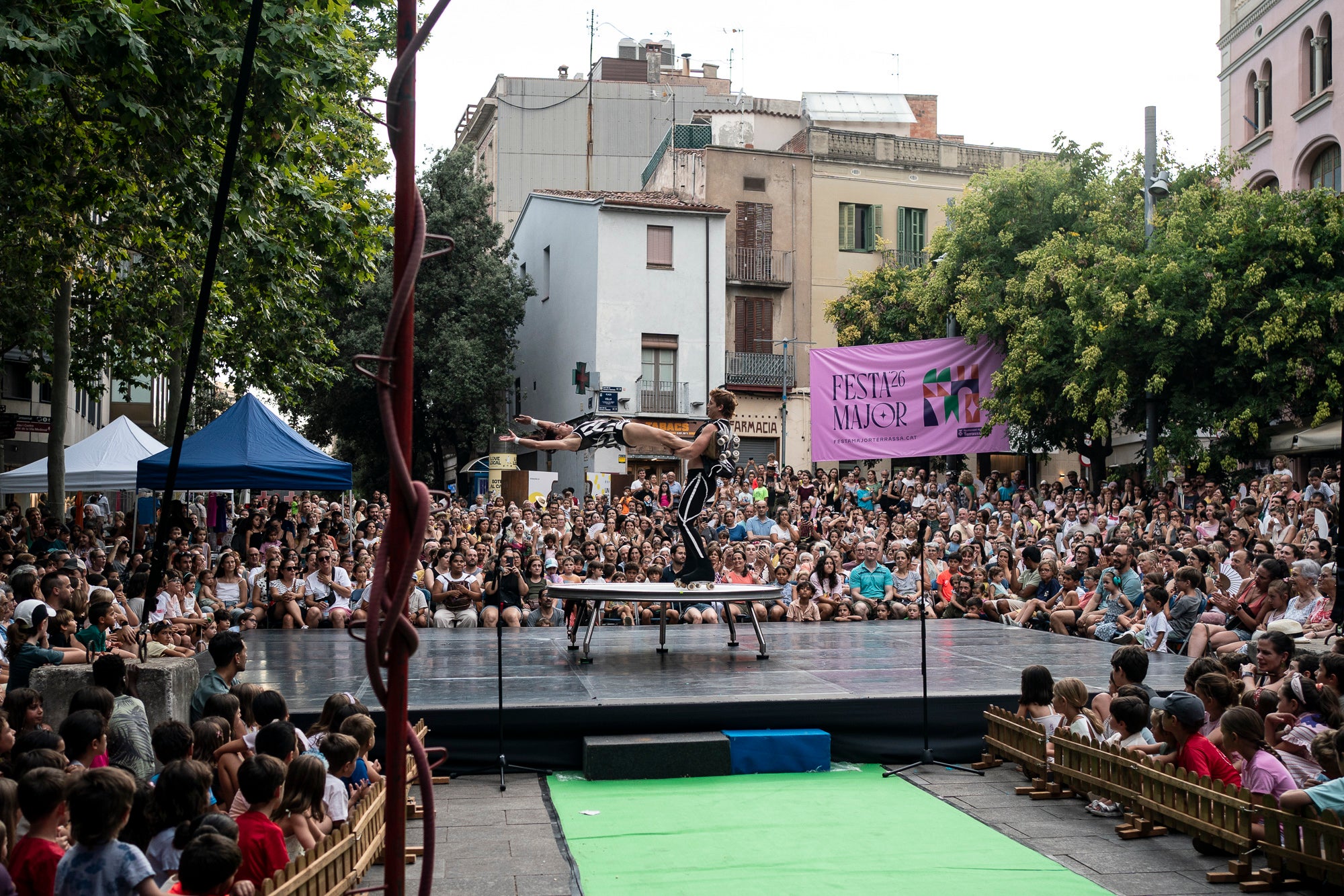 La plaça Vella ha acollit aquest dimarts la Gran Gala de Circ de Festa Major, a càrrec de l'Associació de Circ Tub d'Assaig 7.70. L'esdeveniment ha estat conduït per Alba Valldaura i Àngela Monge, amb música d’Oriol Gonzàlez i Cia. Grans i petits van quedar bocabadats amb una pila de números sorprenents: barra russa, verticals a duo, corda fluixa i patinatge.
