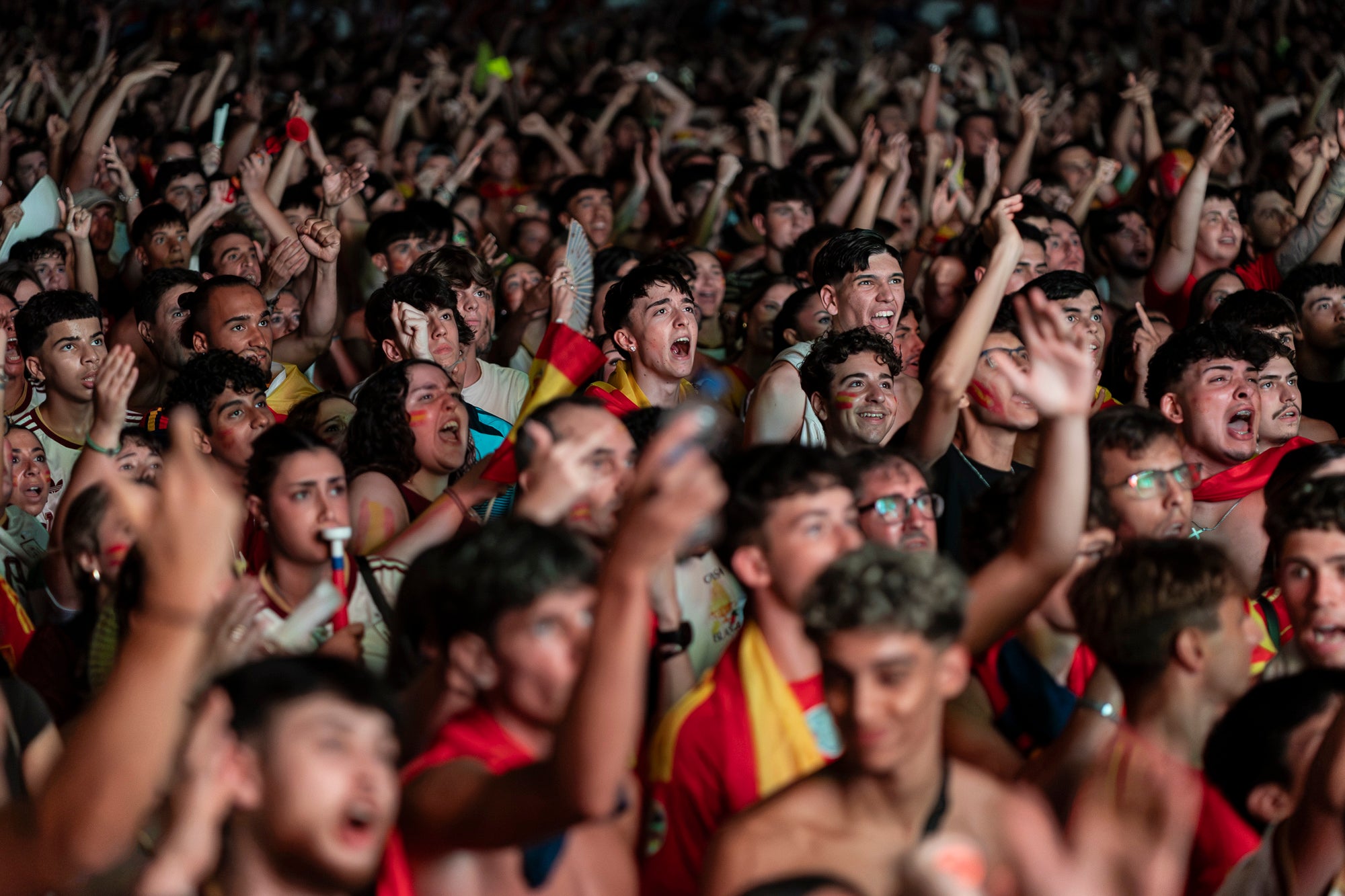 L'Espai Vela del parc de Vallparadís de Terrassa es va omplir aquest diumenge a la nit amb 8.500 aficionats per seguir en pantalla gran i animació des de l'escenari la final del Mundial de futbol a Nova York entre les seleccions d'Espanya i l'Argentina. L'emoció es va mantenir fins a la segona part de la pròrroga quan el jugador del Barça Ferran Torres va marca l'1-0 definitiu, que va donar la corona planetària a un combinat amb els terrassencs Dani Olmo i Marc Pubill. Entre els assistents també hi havia aficionats del conjunt de Messi. A causa de la calor i aquestes emocions, es van haver d'efectuar algunes evacuacions de seguidors | Mireia Comas