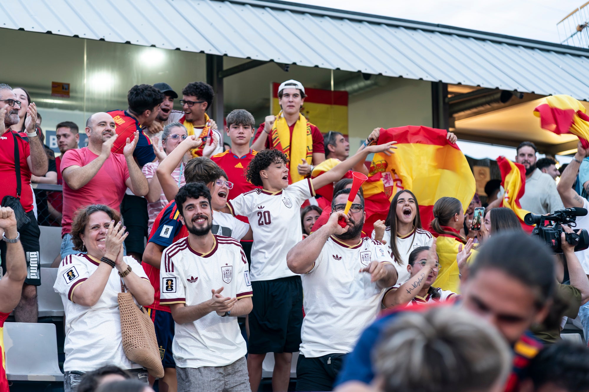 Eufòria al camp municipal de Ca N'Anglada de Terrassa per la victòria de la selecció espanyola. Desenes de persones han seguit aquest divendres a la nit en pantalla gran el partit de quarts de final del Mundial de futbol contra Bèlgica (2 a 1). Dani Olmo ha tornat a ser titular, mentre que Marc Pubill ha seguit el matx des de la banqueta. La Roja ha patit més del que s’esperava. S’ha avançat amb un gol de Fabian Ruiz (30’), però els belgues han empatat al 41. Mikel Merino ha tornat a donar el triomf amb un gol al 88 que ha desfermat l’alegria. 