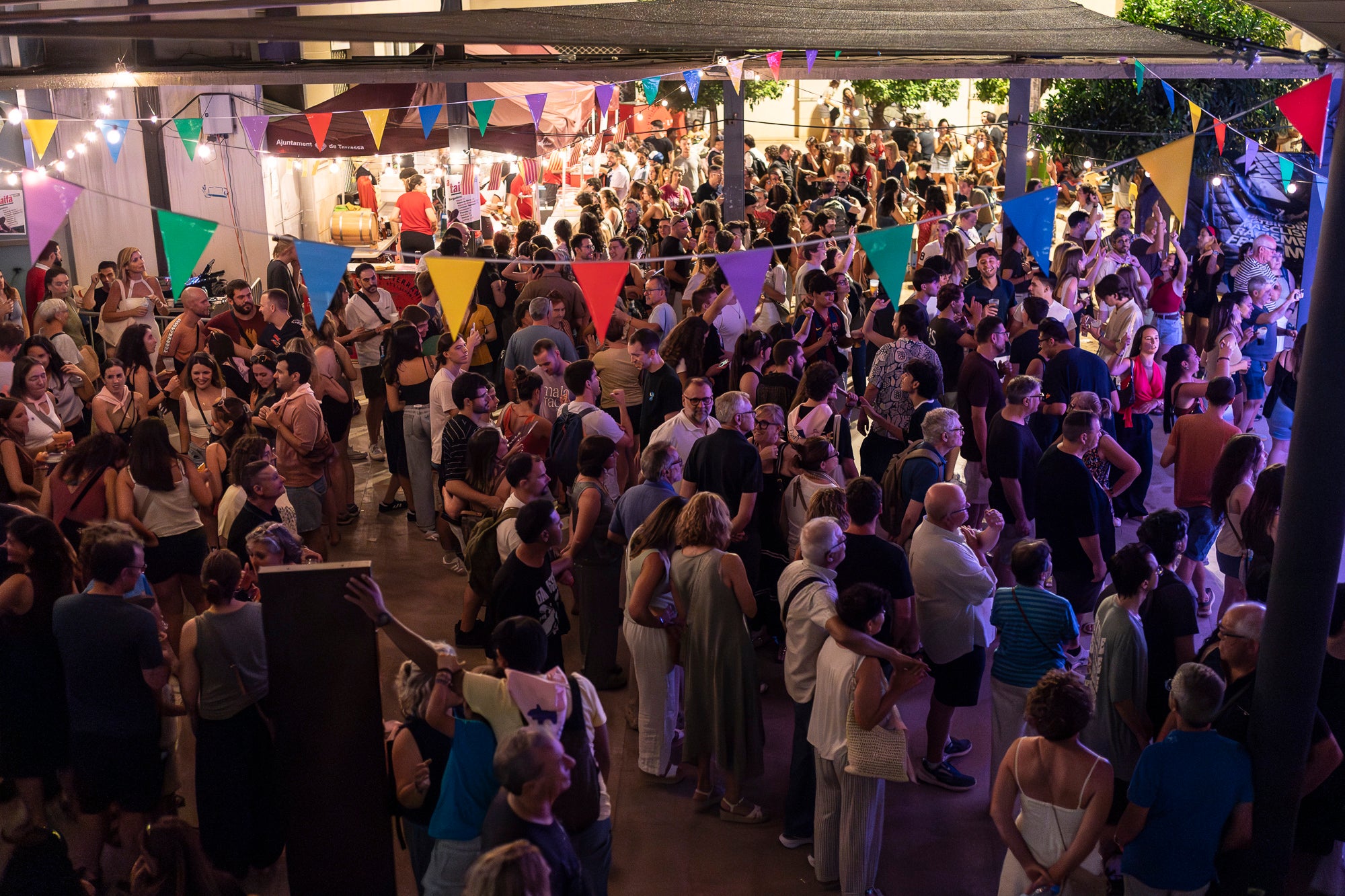 La plaça de la Torre del Palau va acollir el Ball de Gralles per la Festa Major de Terrassa. Aquesta jornada va convidar a tots els assistents a ballar al ritme dels temes de moda amb un grup de grallers | Mireia Comas