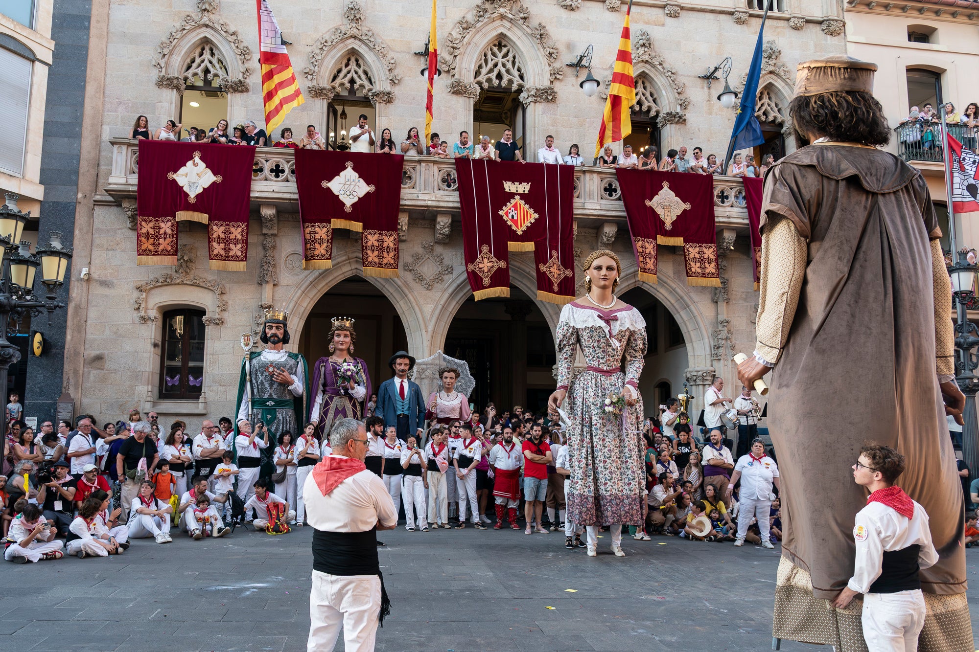 La Festa Major de Terrassa 2026 ja és aquí. Ahir, divendres dia 3 de juliol, a les 20 hores van repicar les campanes de tota la ciutat i va entrar al Raval de Montserrat el Drac de Terrassa, donant el tret de sortida de la Festa Major d'enguany. Tot seguit, es va procedir a la lectura del pregó de Festa Major a càrrec de Montse Alcaraz, presidenta de la Colla del Bitxo del Torrent Mitger. Després de la lectura del pregó, l'alcalde va fer l'obertura oficial de la Festa i algunes de les colles protocol·làries de la ciutat van fer una mostra de danses tradicionals i emblemàtiques. Posteriorment, es va donar a conèixer el Capgròs de l'Any, que enguany ha recaigut en Mercè Gómez, una de les fundadores del Casal de la Dona de Terrassa | Mireia Comas