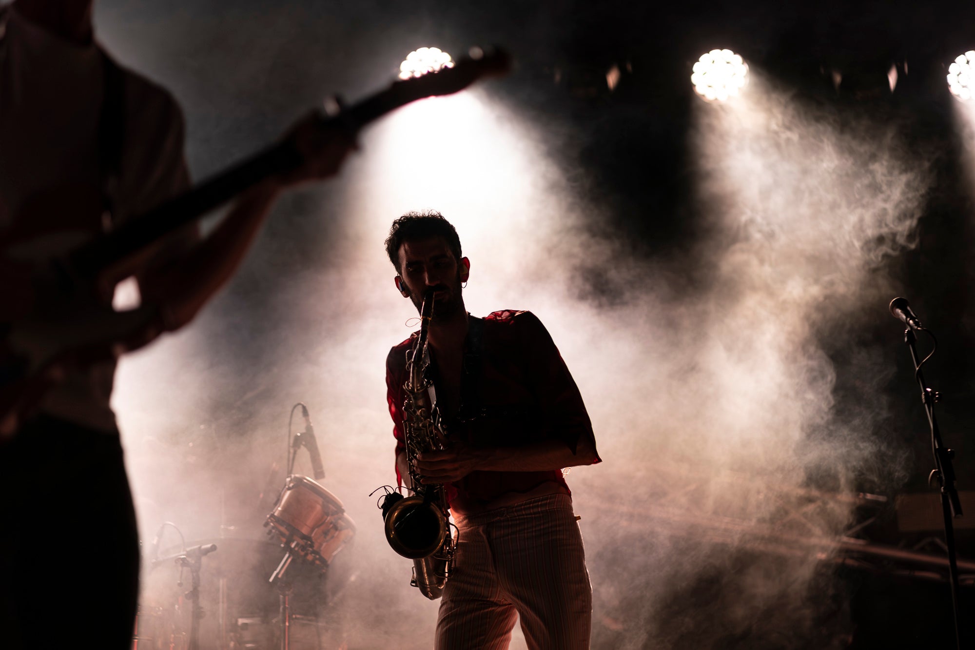 La plaça Vella s’ha rendit a la Ludwig Band en aquesta nit de dilluns de Festa Major. La banda formada per Gabriel Bosch, Quim Carandell, Roger Cassola, Pau Esteve, Andreu Galofré i Lluc Valverde ha presentat el seu darrer disc, “Pel barri es comenta”, i ho ha fet en plena forma. Amb una ambientació més urbana, però mantenint les lletres sofisticades i plenes d’ironia, el grup ha mostrat un so més madur i envolvent. La Ludwig també ha aprofitat per recordar els seus grans temes, i el públic s’ho ha passat d’allò més bé. 