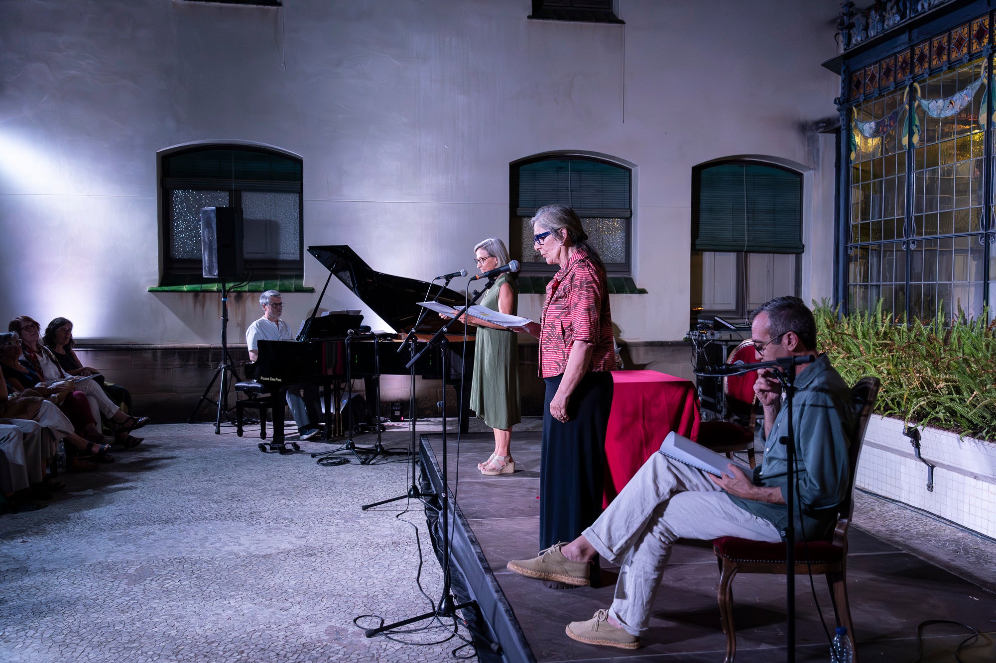 Terrassa va acollir ahir divendres, 3 de juliol, la Nit de la Poesia als Jardins de la Casa Alegre de Sagrera, un dels esdeveniments culturals més destacats de la programació Festa Major de Terrassa. Enguany, la jornada va tractar d'un recital basat en les traduccions de Stefan Zweig i Joan Vinyoli i va comptar amb les interpretacions de Rosa Cadafalch, Marissa Josa i Joan Grimalt al piano | Mireia Comas