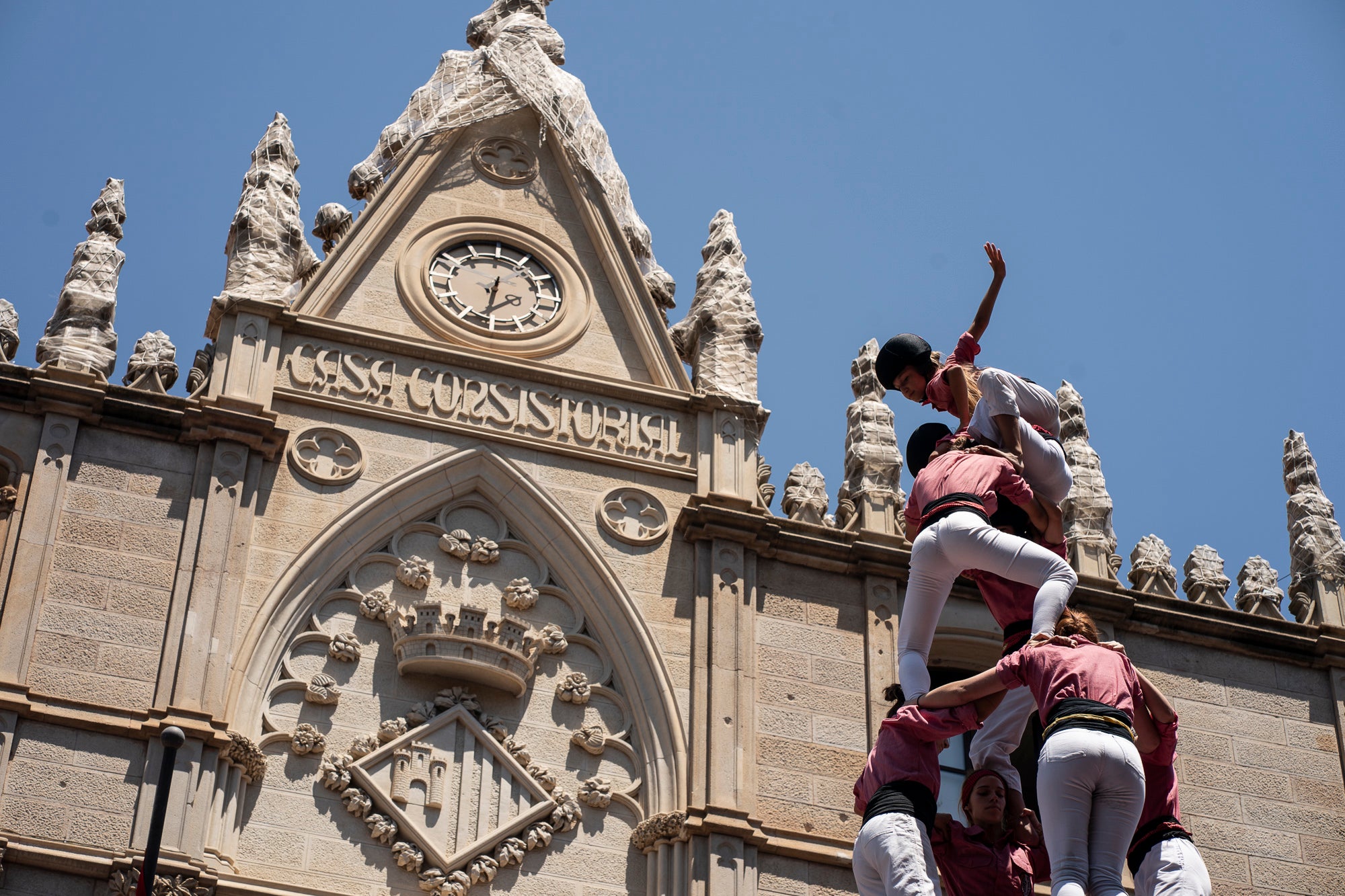 El Raval de Terrassa va acollir aquest diumenge, dia 5 de juliol, la gran actuació castellera de la Festa Major de Terrassa. Eufòria per als Minyons de Terrassa que van fer la seva millor actuació de la temporada i van estrenar fins a tres castells a plaça: el 4 de 9 amb folre, el 2 de 9 amb folre i manilles i el pilar de 7 amb folre. A més de tancar la tripleta de castells de 9 amb el 3 de 9 amb folre. Van patir més els Castellers de Terrassa que van començar molt bé amb la Torre de 7, però van patir dos intents del 4d8. Per culpa d’això, van anar sobre segur i van optar pel 7d7 i el 3d7 aixecat per sota que els van sortir rodons. Per acabar, la colla vella dels Xiquets de Valls van portar el 3d9, el 4d9f, el 4d8p i el p7f.