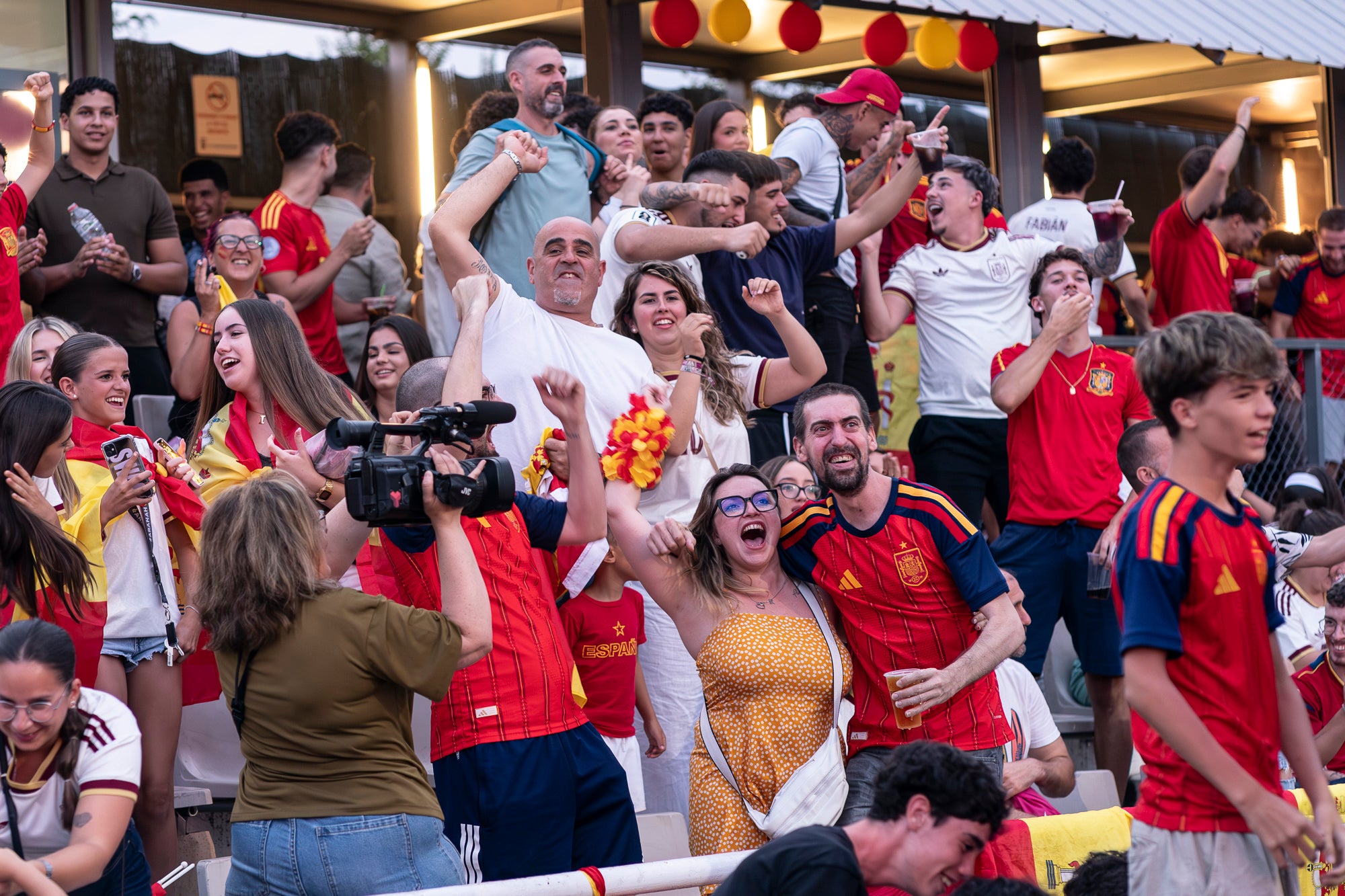 Eufòria al camp municipal de Ca N'Anglada de Terrassa per la victòria de la selecció espanyola. Desenes de persones han seguit aquest divendres a la nit en pantalla gran el partit de quarts de final del Mundial de futbol contra Bèlgica (2 a 1). Dani Olmo ha tornat a ser titular, mentre que Marc Pubill ha seguit el matx des de la banqueta. La Roja ha patit més del que s’esperava. S’ha avançat amb un gol de Fabian Ruiz (30’), però els belgues han empatat al 41. Mikel Merino ha tornat a donar el triomf amb un gol al 88 que ha desfermat l’alegria. 