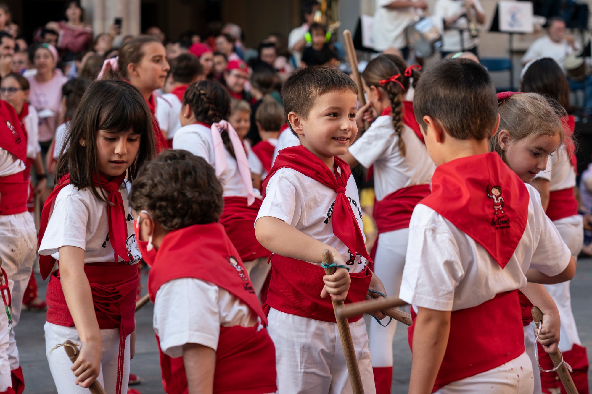 La Festa Major de Terrassa 2026 ja és aquí. Ahir, divendres dia 3 de juliol, a les 20 hores van repicar les campanes de tota la ciutat i va entrar al Raval de Montserrat el Drac de Terrassa, donant el tret de sortida de la Festa Major d'enguany. Tot seguit, es va procedir a la lectura del pregó de Festa Major a càrrec de Montse Alcaraz, presidenta de la Colla del Bitxo del Torrent Mitger. Després de la lectura del pregó, l'alcalde va fer l'obertura oficial de la Festa i algunes de les colles protocol·làries de la ciutat van fer una mostra de danses tradicionals i emblemàtiques. Posteriorment, es va donar a conèixer el Capgròs de l'Any, que enguany ha recaigut en Mercè Gómez, una de les fundadores del Casal de la Dona de Terrassa | Mireia Comas