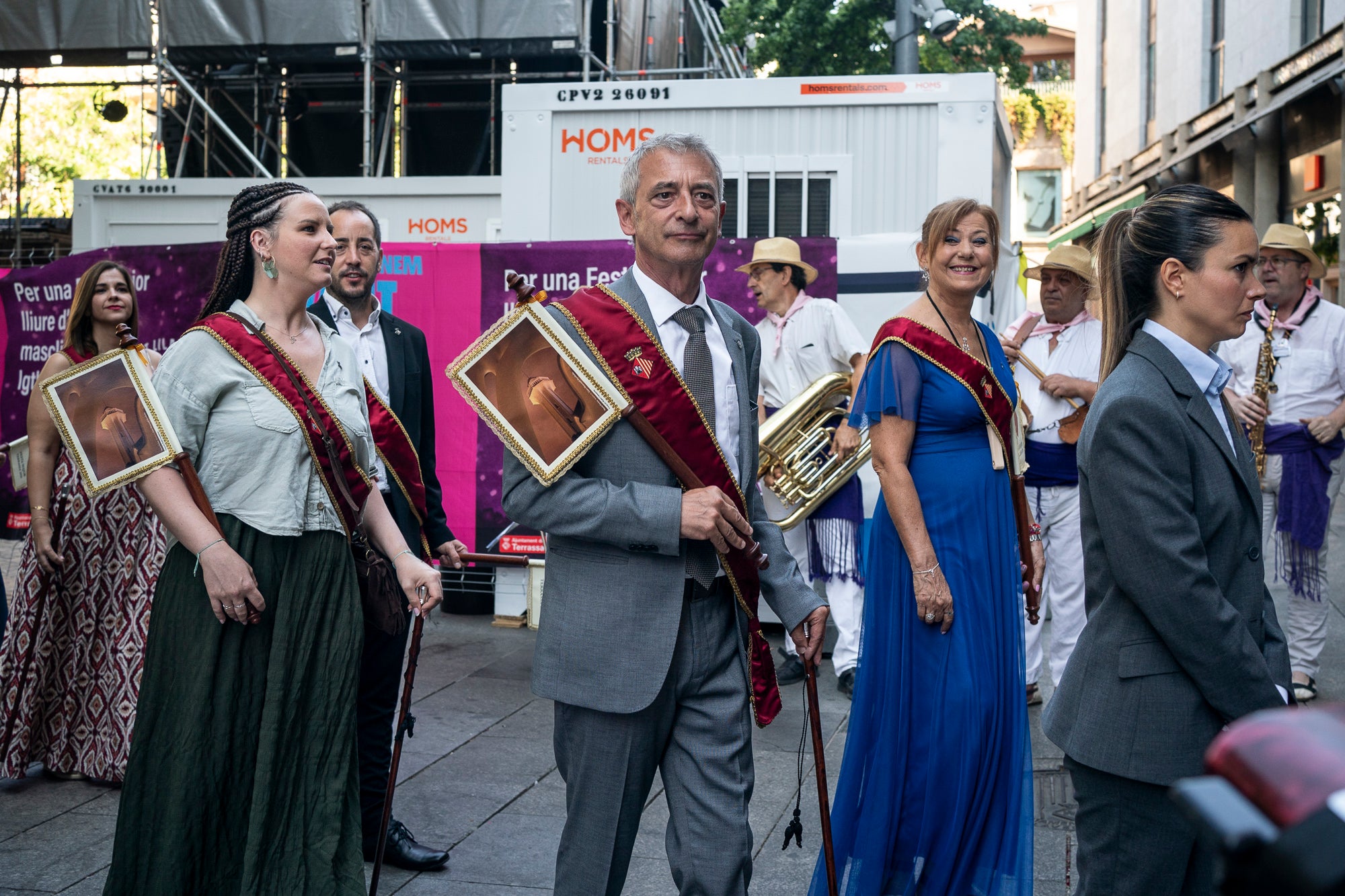El Ball de Plaça 2026 tenia l'expectativa que ja s'ha fet amb els Protocols de la Festa Major de Terrassa actualitzats i estableix que són els grups de cultura popular els qui decideixen amb quins regidors ballen i amb quins no. El ritual ha començat aquest diumenge al matí partint el seguici de l'Ajuntament per anar cap a la missa de la catedral del Sant Esperit i sortint en acabar de l'ofici per a participar a la plaça Vella dels balls de l'Esbart Egarenc, els Nans amb els seus capgrossos, els Bastoners, el Drac, els Gegants i l'Àliga de Terrassa. Dels 27 regidors presents, tres s'han quedat sense parella però l'acte ha estat més serè que el de l'any passat | Mireia Comas
