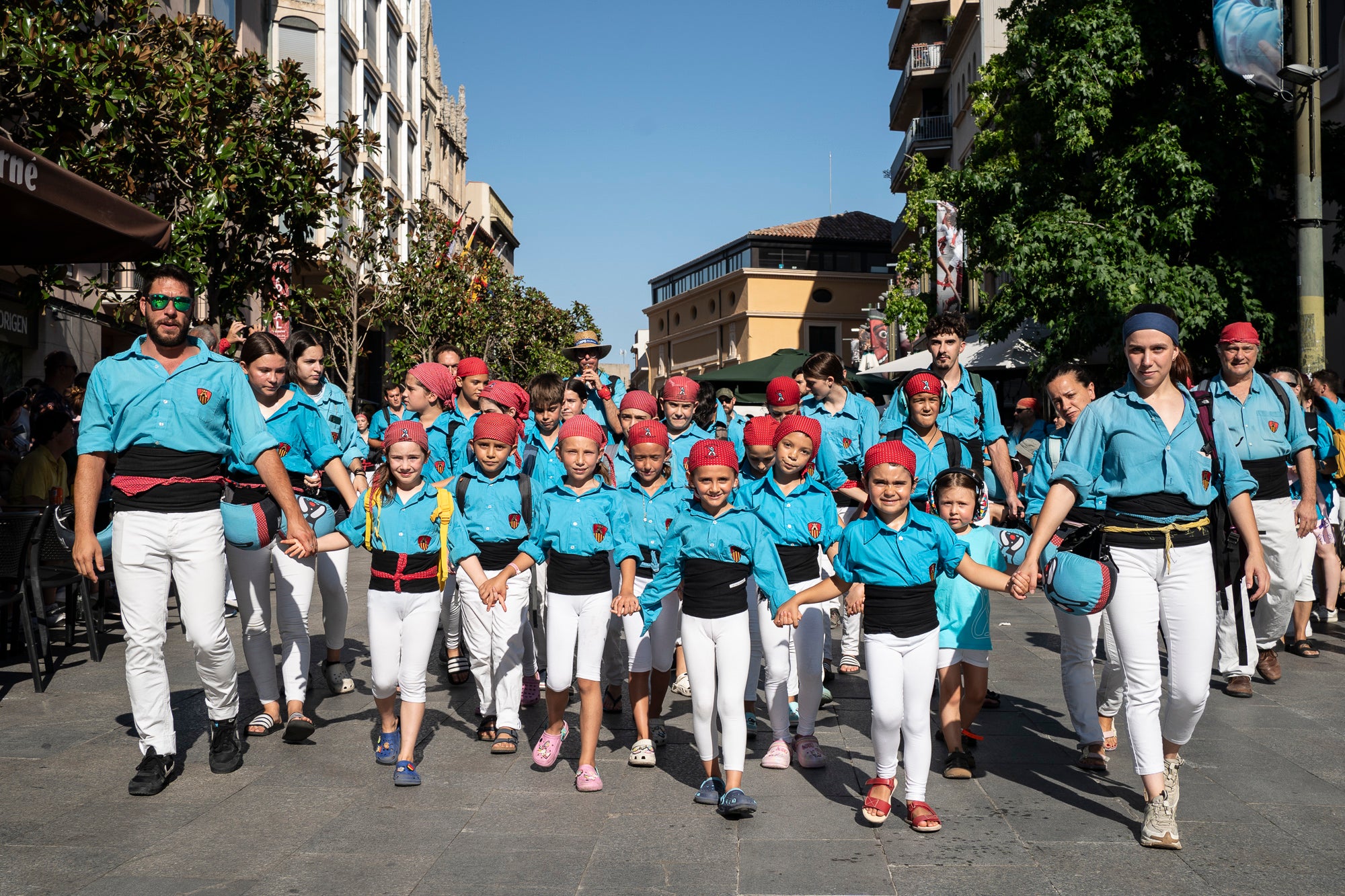 Els carrers de Terrassa han tornat a acollir la Cercavila de Festa Major, la mostra de cultura popular i tradicional catalana de la ciutat. Enguany, l'acte ha comptat amb la presència de totes les colles protocol·làries; el Drac de Terrassa, els Geganters de Terrassa, Nans i Capgrossos de Terrassa, l'Esbart Egarenc, els Bastoners de Terrassa, els Minyons de Terrassa, els Castellers de Terrassa, els Diables de Terrassa i l'Àliga de Terrassa. A més, també actuat les colles sardanistes de la ciutat, les colles geganteres, les colles de diables i les colles d'imatgeria de foc, entre d'altres entitats culturals | Mireia Comas