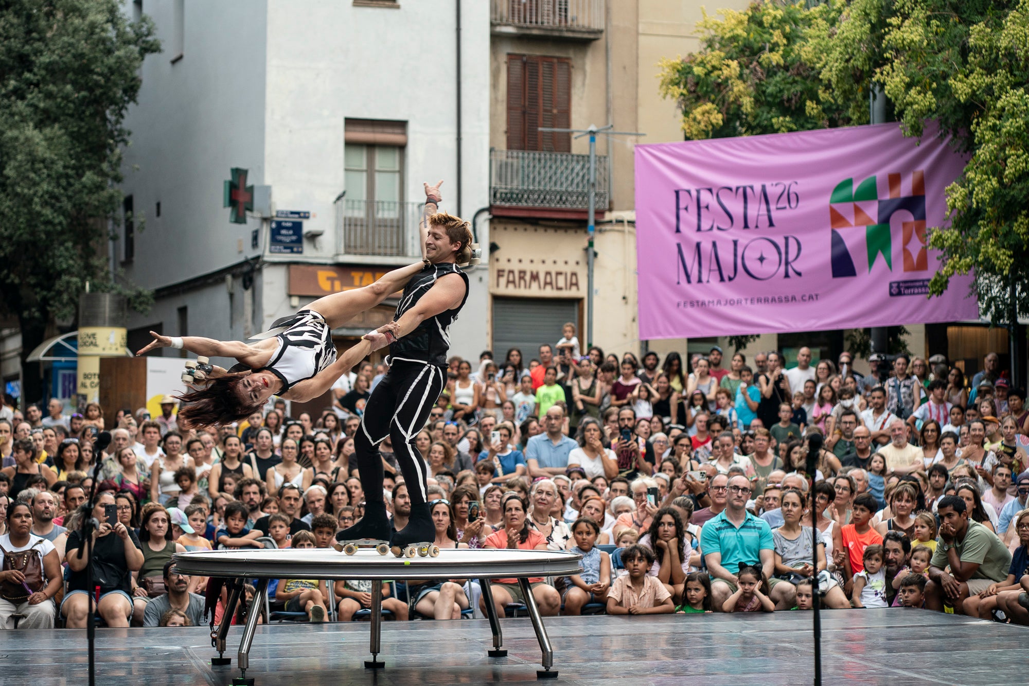 La plaça Vella ha acollit aquest dimarts la Gran Gala de Circ de Festa Major, a càrrec de l'Associació de Circ Tub d'Assaig 7.70. L'esdeveniment ha estat conduït per Alba Valldaura i Àngela Monge, amb música d’Oriol Gonzàlez i Cia. Grans i petits van quedar bocabadats amb una pila de números sorprenents: barra russa, verticals a duo, corda fluixa i patinatge.