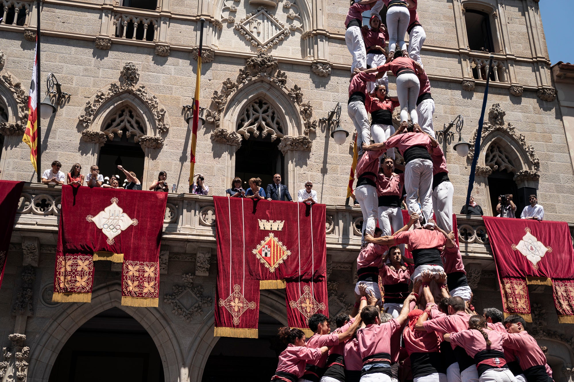 El Raval de Terrassa va acollir aquest diumenge, dia 5 de juliol, la gran actuació castellera de la Festa Major de Terrassa. Eufòria per als Minyons de Terrassa que van fer la seva millor actuació de la temporada i van estrenar fins a tres castells a plaça: el 4 de 9 amb folre, el 2 de 9 amb folre i manilles i el pilar de 7 amb folre. A més de tancar la tripleta de castells de 9 amb el 3 de 9 amb folre. Van patir més els Castellers de Terrassa que van començar molt bé amb la Torre de 7, però van patir dos intents del 4d8. Per culpa d’això, van anar sobre segur i van optar pel 7d7 i el 3d7 aixecat per sota que els van sortir rodons. Per acabar, la colla vella dels Xiquets de Valls van portar el 3d9, el 4d9f, el 4d8p i el p7f.