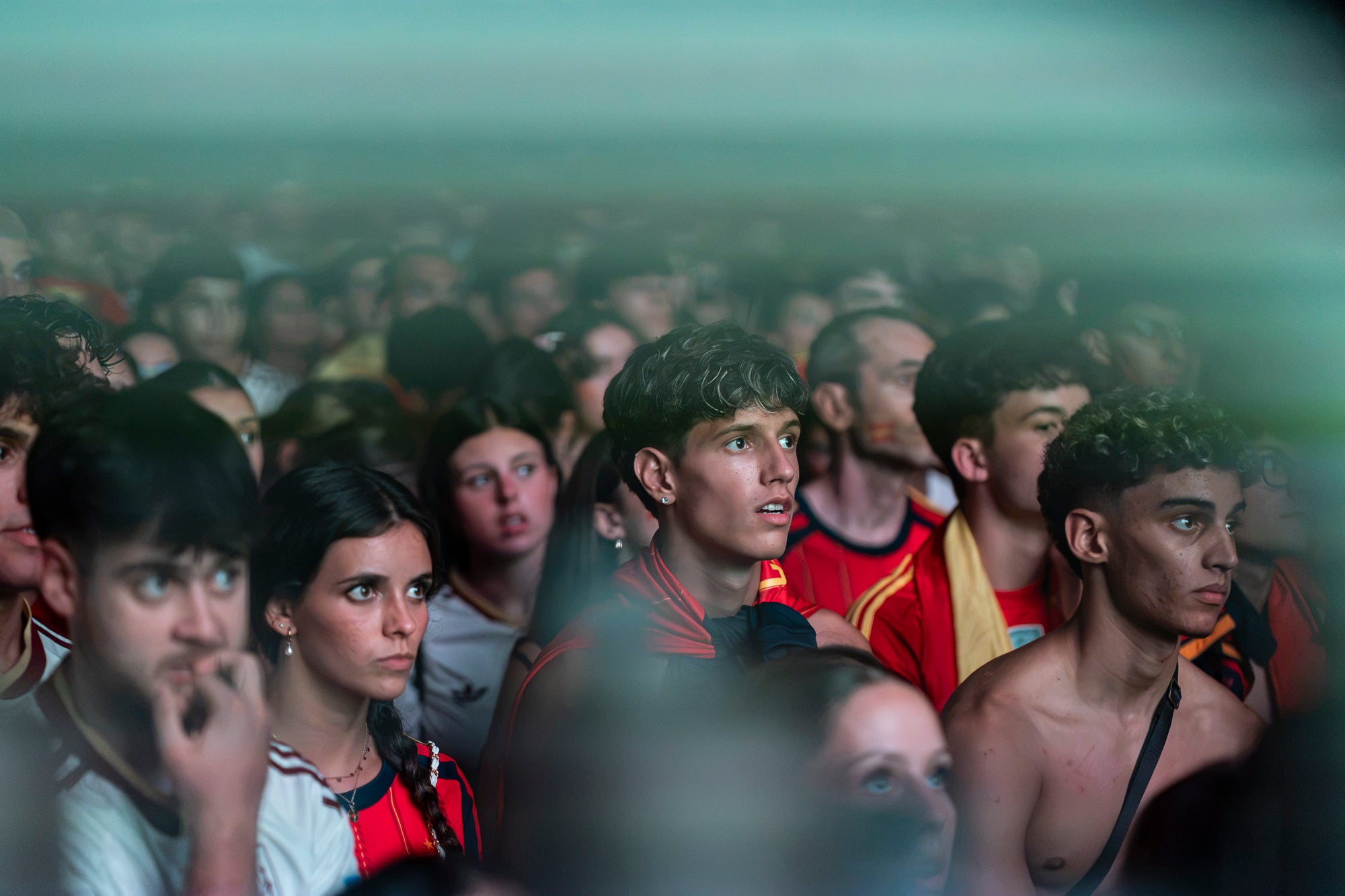 L'Espai Vela del parc de Vallparadís de Terrassa es va omplir aquest diumenge a la nit amb 8.500 aficionats per seguir en pantalla gran i animació des de l'escenari la final del Mundial de futbol a Nova York entre les seleccions d'Espanya i l'Argentina. L'emoció es va mantenir fins a la segona part de la pròrroga quan el jugador del Barça Ferran Torres va marca l'1-0 definitiu, que va donar la corona planetària a un combinat amb els terrassencs Dani Olmo i Marc Pubill. Entre els assistents també hi havia aficionats del conjunt de Messi. A causa de la calor i aquestes emocions, es van haver d'efectuar algunes evacuacions de seguidors | Mireia Comas