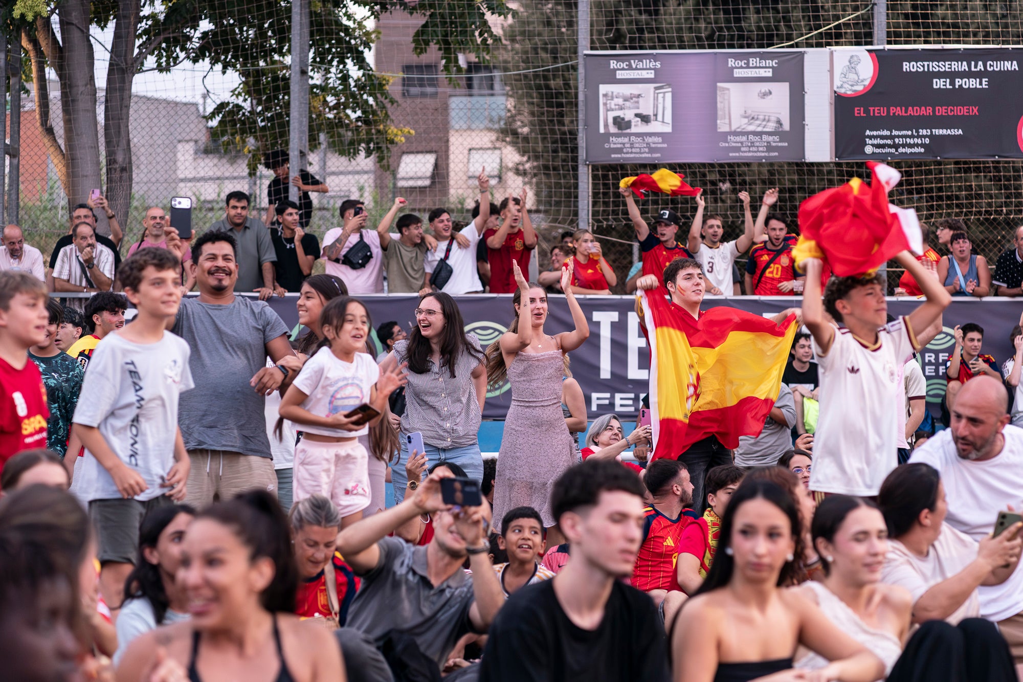 Eufòria al camp municipal de Ca N'Anglada de Terrassa per la victòria de la selecció espanyola. Desenes de persones han seguit aquest divendres a la nit en pantalla gran el partit de quarts de final del Mundial de futbol contra Bèlgica (2 a 1). Dani Olmo ha tornat a ser titular, mentre que Marc Pubill ha seguit el matx des de la banqueta. La Roja ha patit més del que s’esperava. S’ha avançat amb un gol de Fabian Ruiz (30’), però els belgues han empatat al 41. Mikel Merino ha tornat a donar el triomf amb un gol al 88 que ha desfermat l’alegria. 