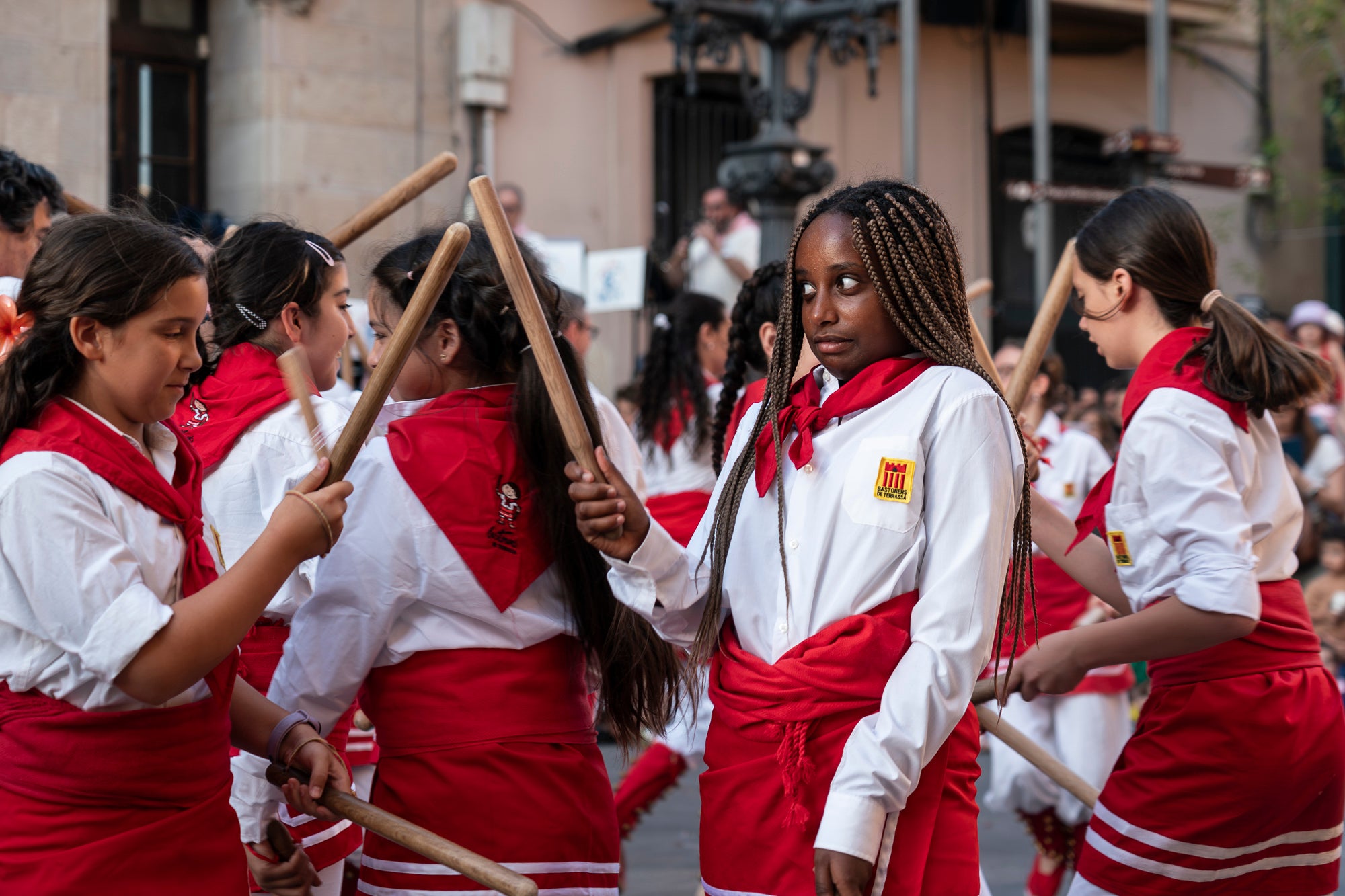 La Festa Major de Terrassa 2026 ja és aquí. Ahir, divendres dia 3 de juliol, a les 20 hores van repicar les campanes de tota la ciutat i va entrar al Raval de Montserrat el Drac de Terrassa, donant el tret de sortida de la Festa Major d'enguany. Tot seguit, es va procedir a la lectura del pregó de Festa Major a càrrec de Montse Alcaraz, presidenta de la Colla del Bitxo del Torrent Mitger. Després de la lectura del pregó, l'alcalde va fer l'obertura oficial de la Festa i algunes de les colles protocol·làries de la ciutat van fer una mostra de danses tradicionals i emblemàtiques. Posteriorment, es va donar a conèixer el Capgròs de l'Any, que enguany ha recaigut en Mercè Gómez, una de les fundadores del Casal de la Dona de Terrassa | Mireia Comas