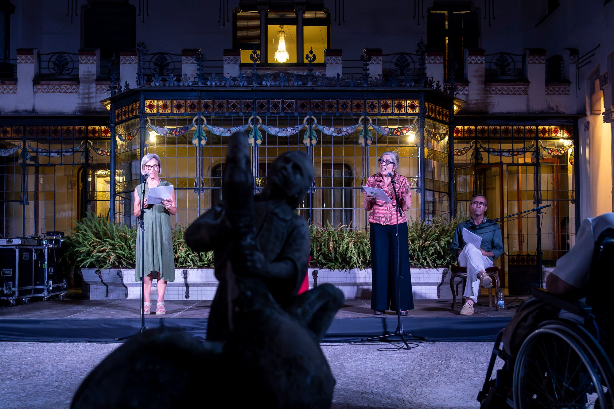 Terrassa va acollir ahir divendres, 3 de juliol, la Nit de la Poesia als Jardins de la Casa Alegre de Sagrera, un dels esdeveniments culturals més destacats de la programació Festa Major de Terrassa. Enguany, la jornada va tractar d'un recital basat en les traduccions de Stefan Zweig i Joan Vinyoli i va comptar amb les interpretacions de Rosa Cadafalch, Marissa Josa i Joan Grimalt al piano | Mireia Comas