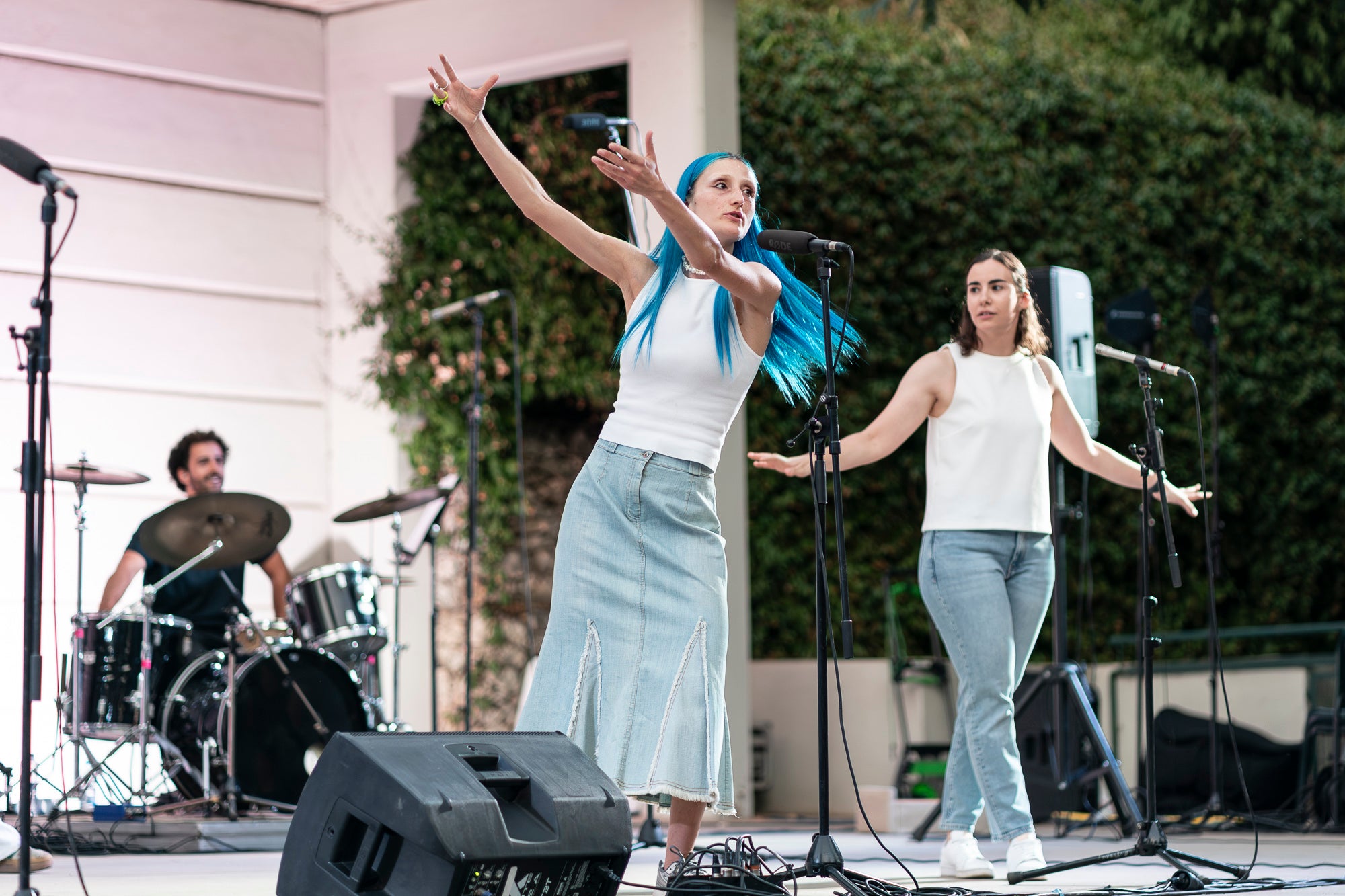 Aquest dissabte de Festa Major, l’amfiteatre del Parc de Sant Jordi ha acollit un concert molt especial. La coral Ohana ha portat el seu darrer espectacle, creat especialment per celebrar el seu 10è aniversari. La formació ha commemorat una dècada de música, amistat i creació col·lectiva amb una actuació que ha consistit en les cançons que han marcat la seva trajectòria. El concert del 10è aniversari proposa un recorregut per les peces que millor representen la història d’Ohana i ha inclòs, com sempre, alguna sorpresa. I és que segons han explicat les seves integrants, es tracta de l’espectacle que millor resumeix l’essència del projecte: una combinació de música, emoció, amistat i treball que ha definit la coral durant aquests deu anys