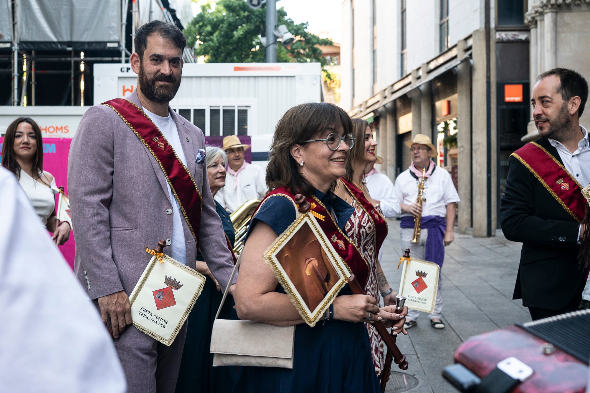 El Ball de Plaça 2026 tenia l'expectativa que ja s'ha fet amb els Protocols de la Festa Major de Terrassa actualitzats i estableix que són els grups de cultura popular els qui decideixen amb quins regidors ballen i amb quins no. El ritual ha començat aquest diumenge al matí partint el seguici de l'Ajuntament per anar cap a la missa de la catedral del Sant Esperit i sortint en acabar de l'ofici per a participar a la plaça Vella dels balls de l'Esbart Egarenc, els Nans amb els seus capgrossos, els Bastoners, el Drac, els Gegants i l'Àliga de Terrassa. Dels 27 regidors presents, tres s'han quedat sense parella però l'acte ha estat més serè que el de l'any passat | Mireia Comas