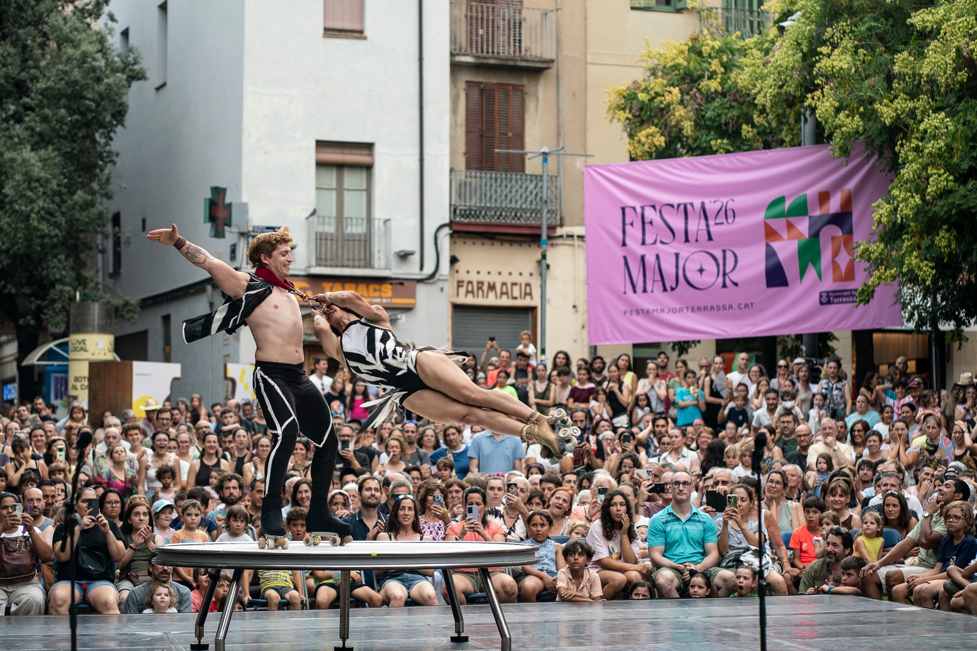 La plaça Vella ha acollit aquest dimarts la Gran Gala de Circ de Festa Major, a càrrec de l'Associació de Circ Tub d'Assaig 7.70. L'esdeveniment ha estat conduït per Alba Valldaura i Àngela Monge, amb música d’Oriol Gonzàlez i Cia. Grans i petits van quedar bocabadats amb una pila de números sorprenents: barra russa, verticals a duo, corda fluixa i patinatge.